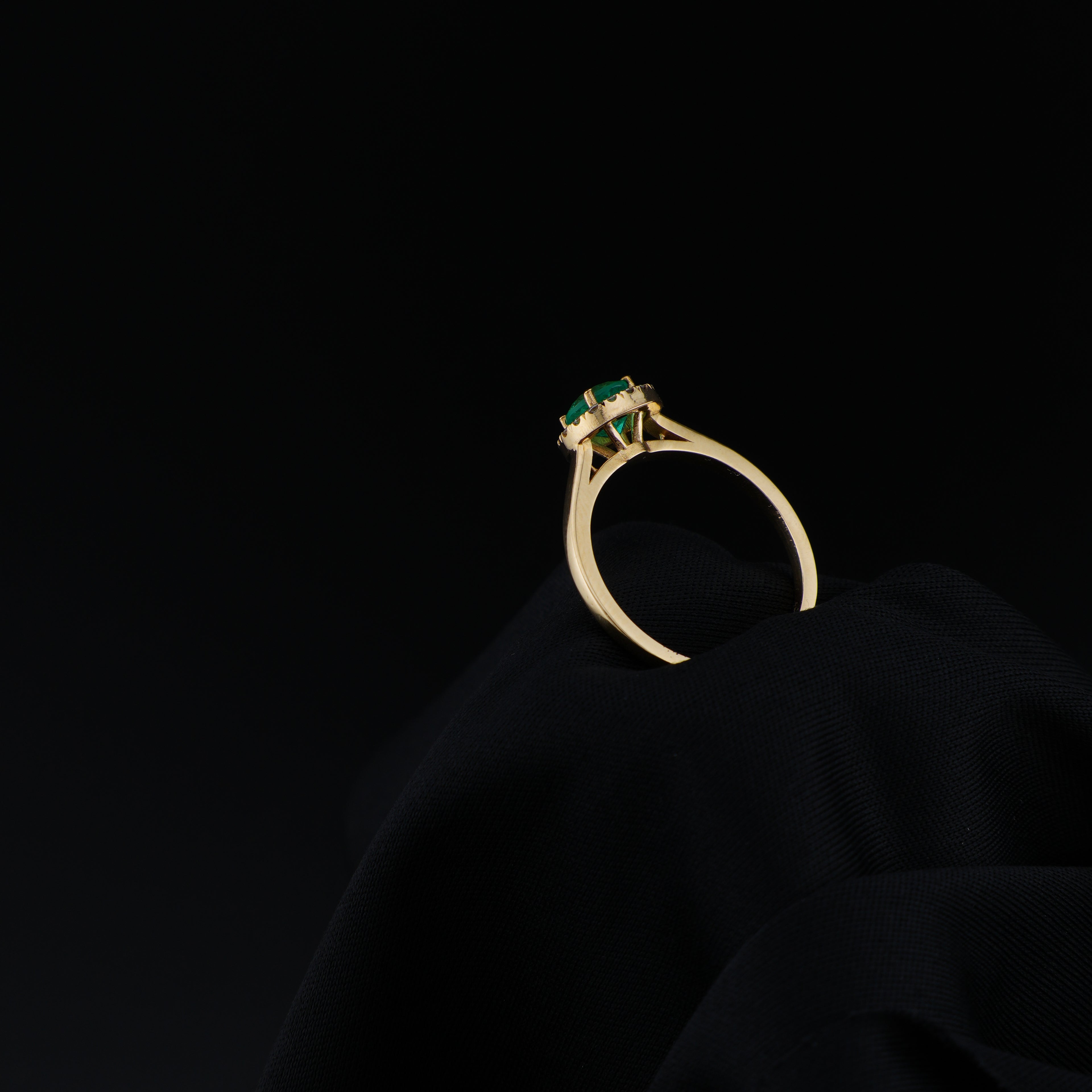 Anillo en Oro de 18K con Esmeralda Colombiana de Muzo, Boyacá y 16 Diamantes Naturales