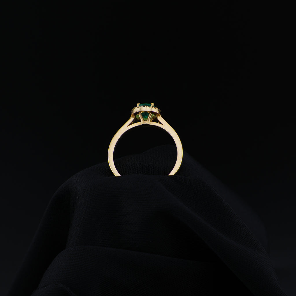Anillo en Oro de 18K con Esmeralda Colombiana de Muzo, Boyacá y 16 Diamantes Naturales