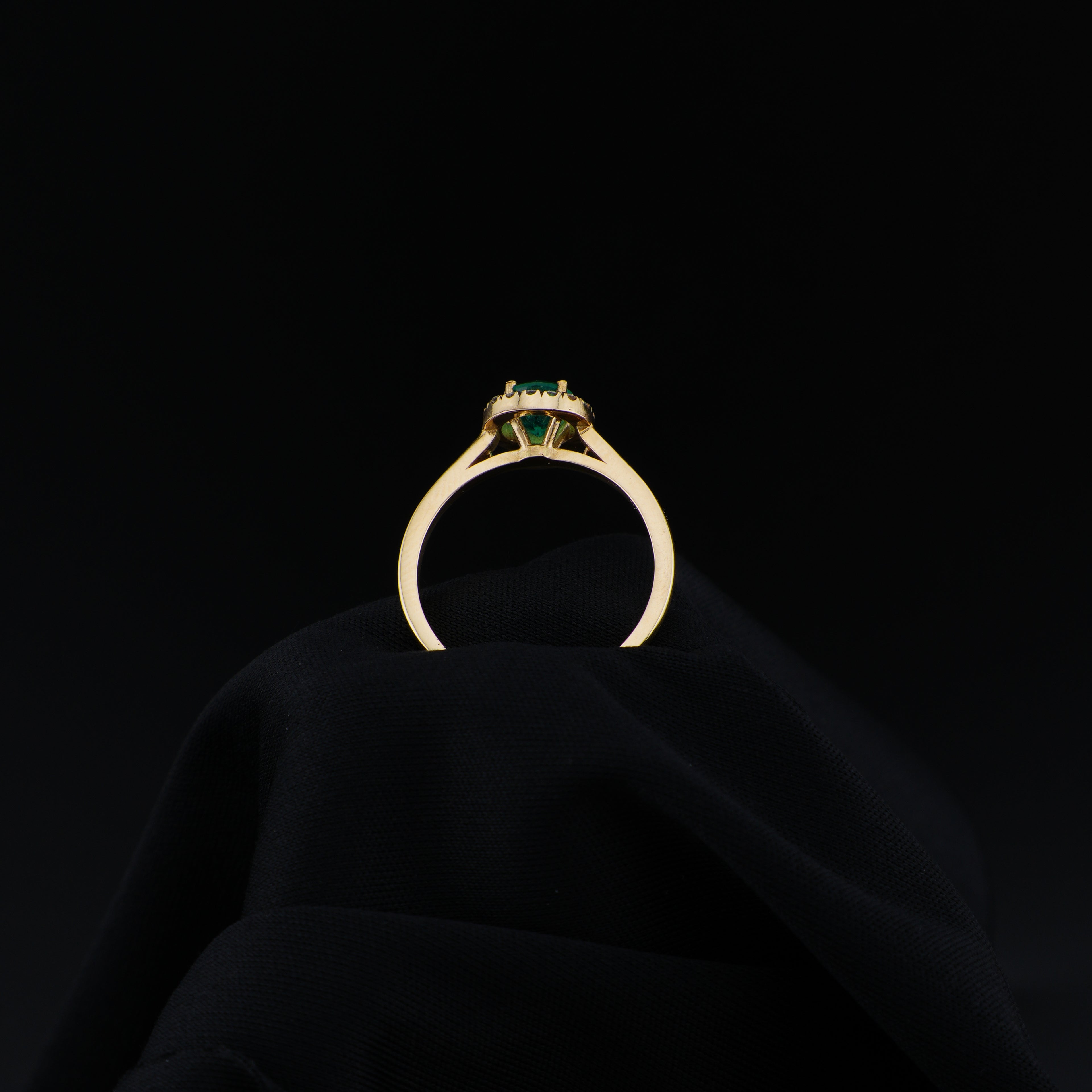 Anillo en Oro de 18K con Esmeralda Colombiana de Muzo, Boyacá y 16 Diamantes Naturales