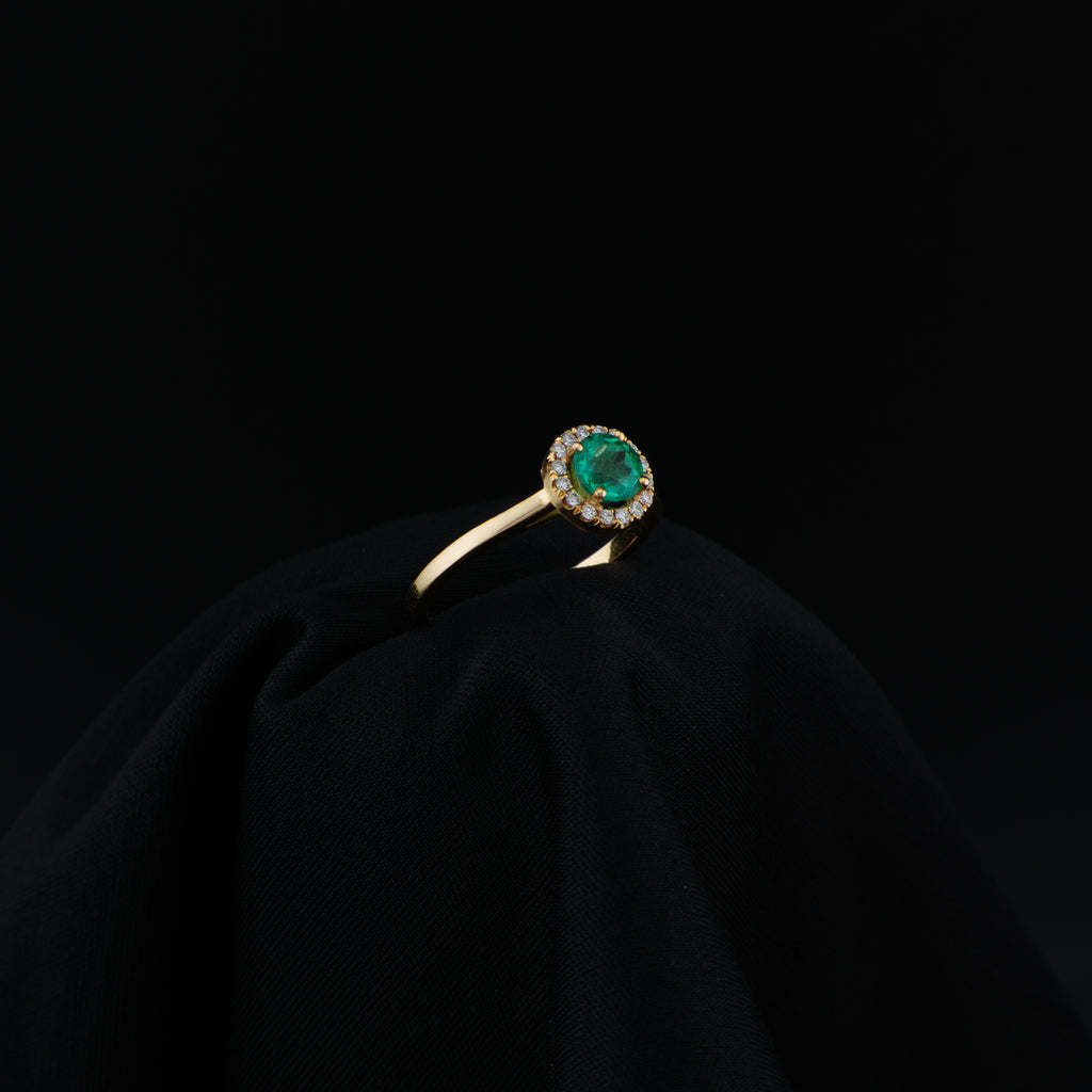Anillo en Oro de 18K con Esmeralda Colombiana de Muzo, Boyacá y 16 Diamantes Naturales