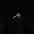 Anillo en Oro de 18K con Esmeralda Colombiana de Muzo, Boyacá y 16 Diamantes Naturales