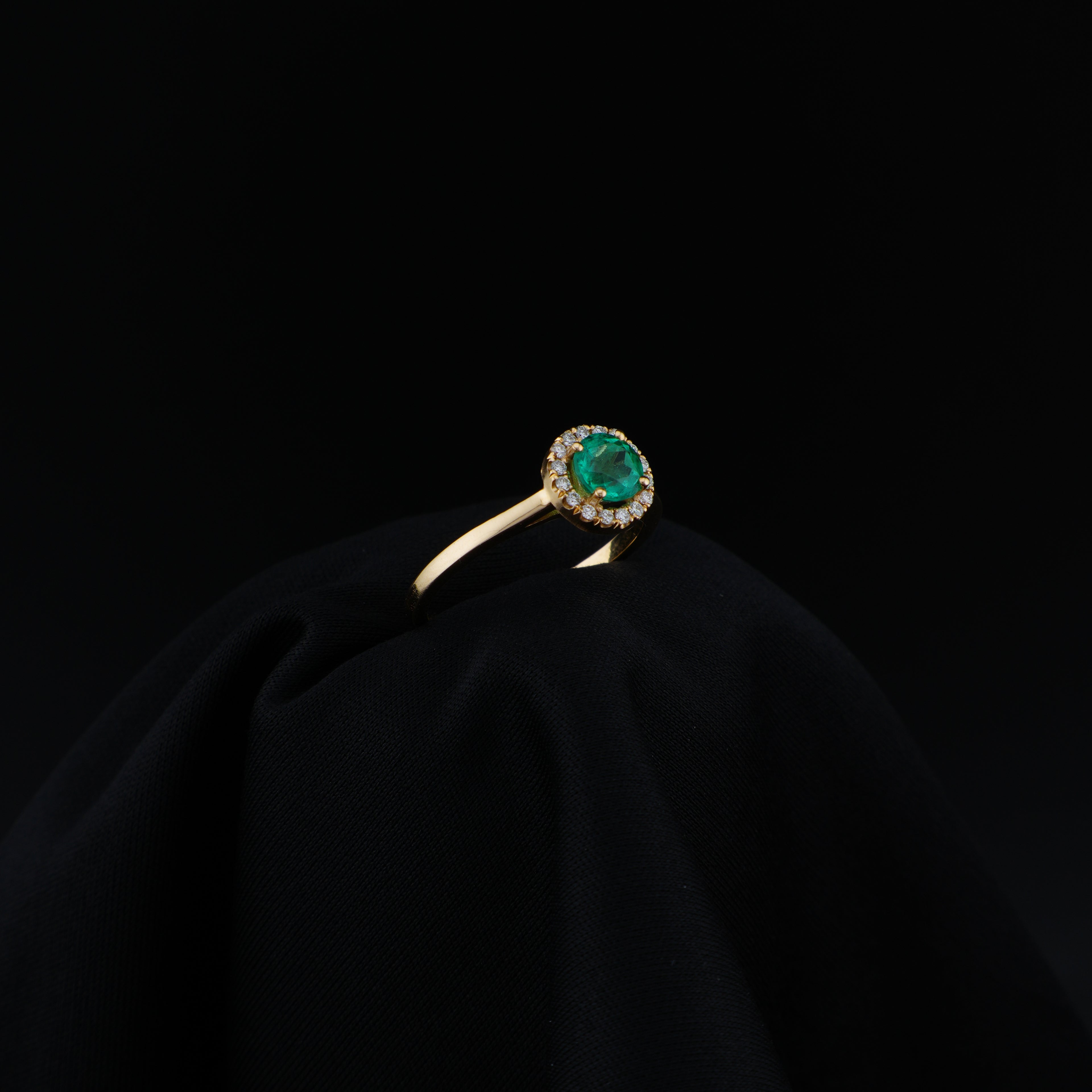 Anillo en Oro de 18K con Esmeralda Colombiana de Muzo, Boyacá y 16 Diamantes Naturales