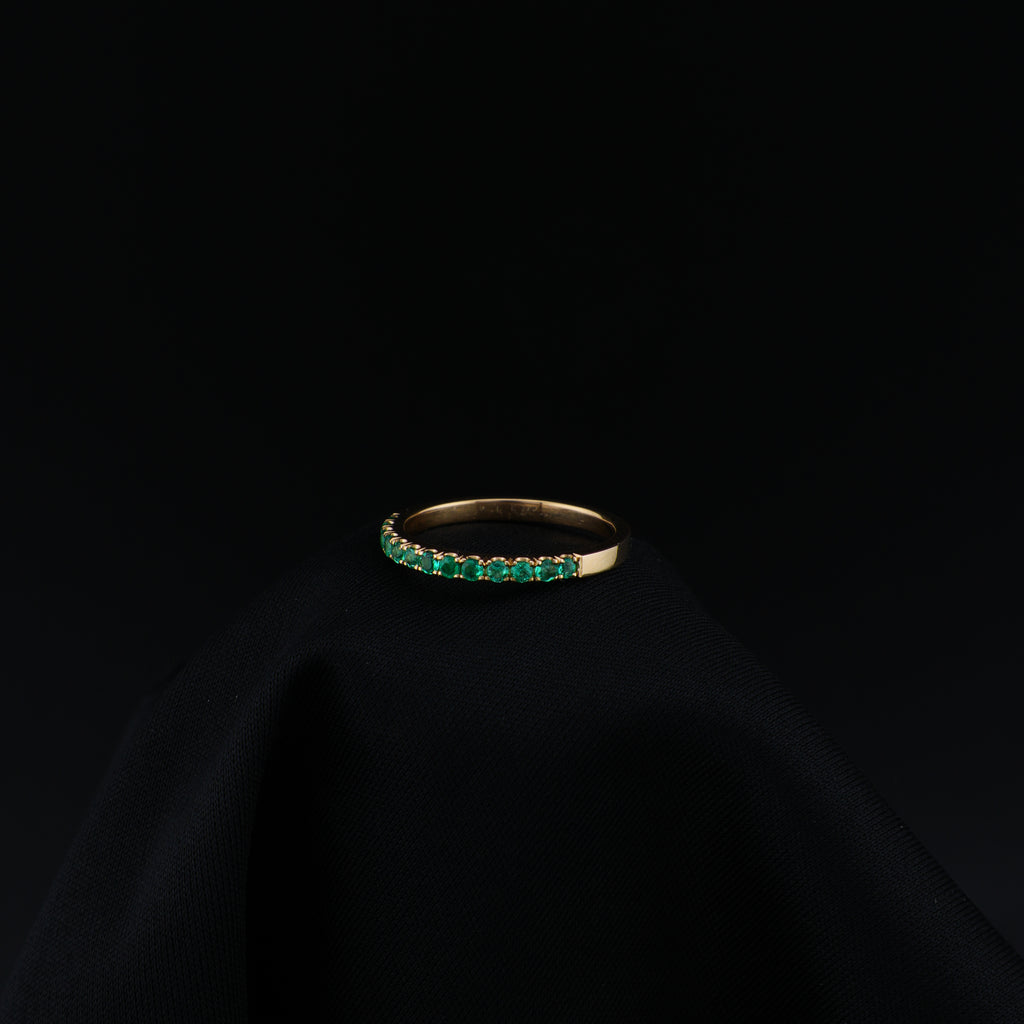 Anillo Sin Fin en Oro de 18K con 13 Esmeraldas Naturales | Talla 5.5 | Pieza Exclusiva