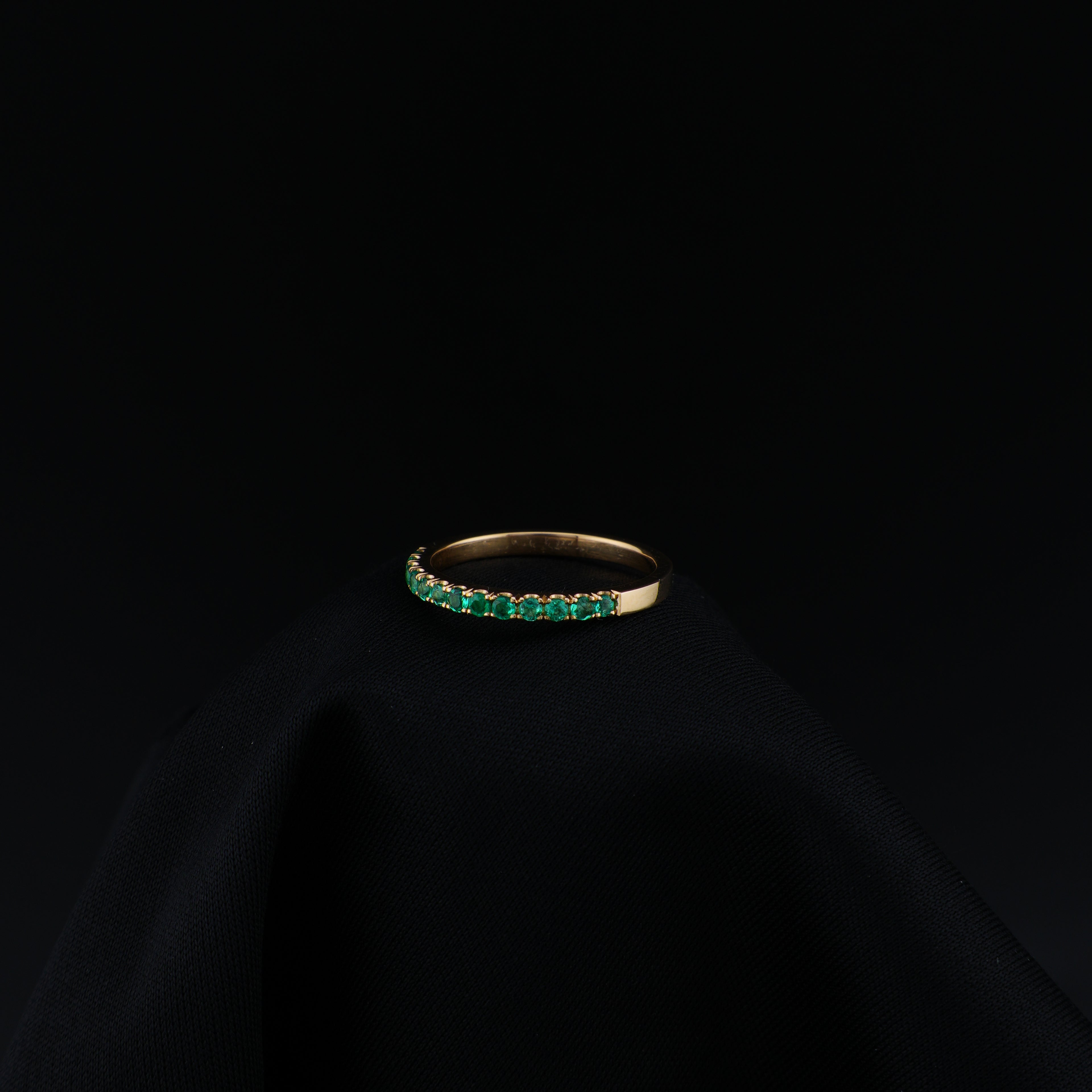 Anillo Sin Fin en Oro de 18K con 13 Esmeraldas Naturales | Talla 5.5 | Pieza Exclusiva
