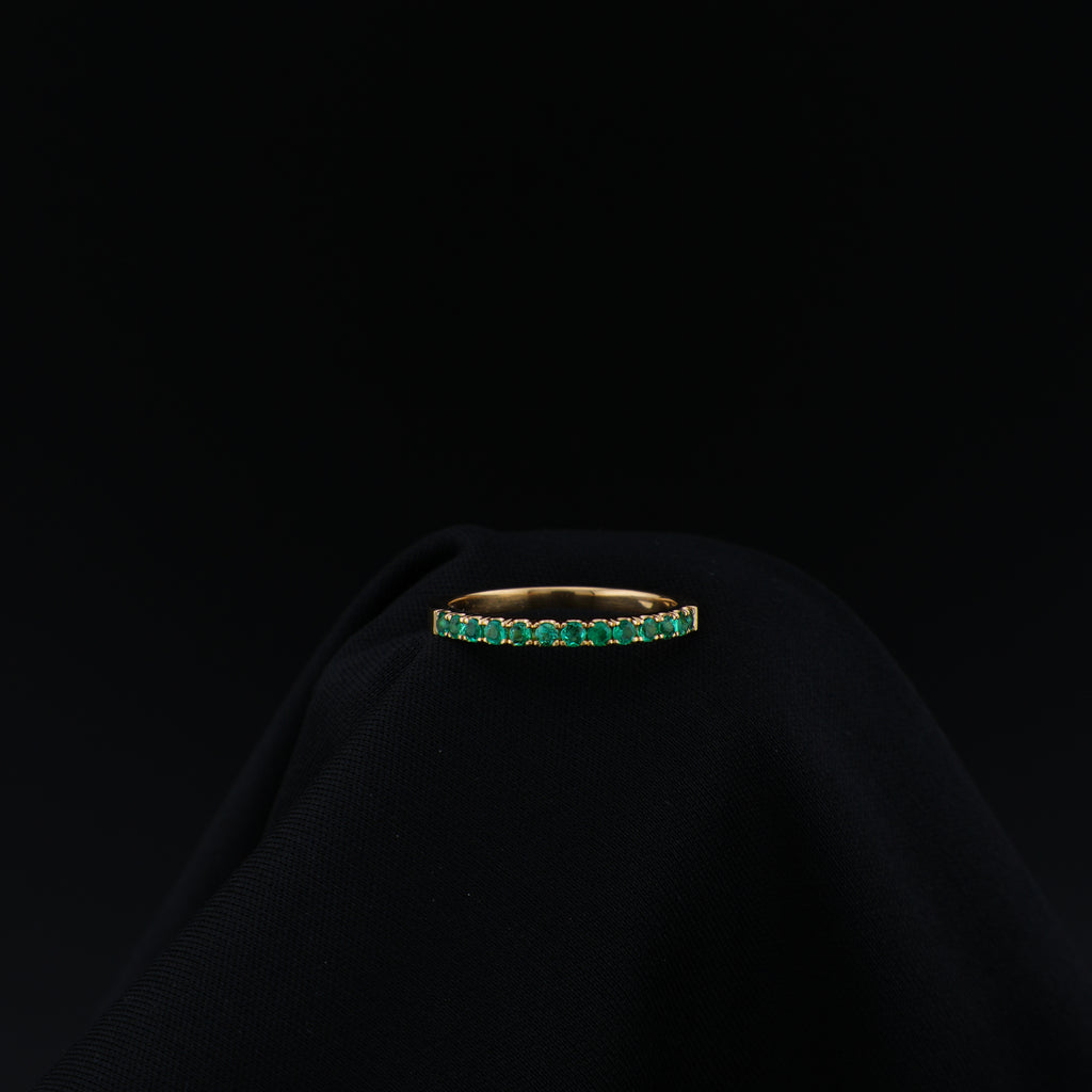 Anillo Sin Fin en Oro de 18K con 13 Esmeraldas Naturales | Talla 5.5 | Pieza Exclusiva