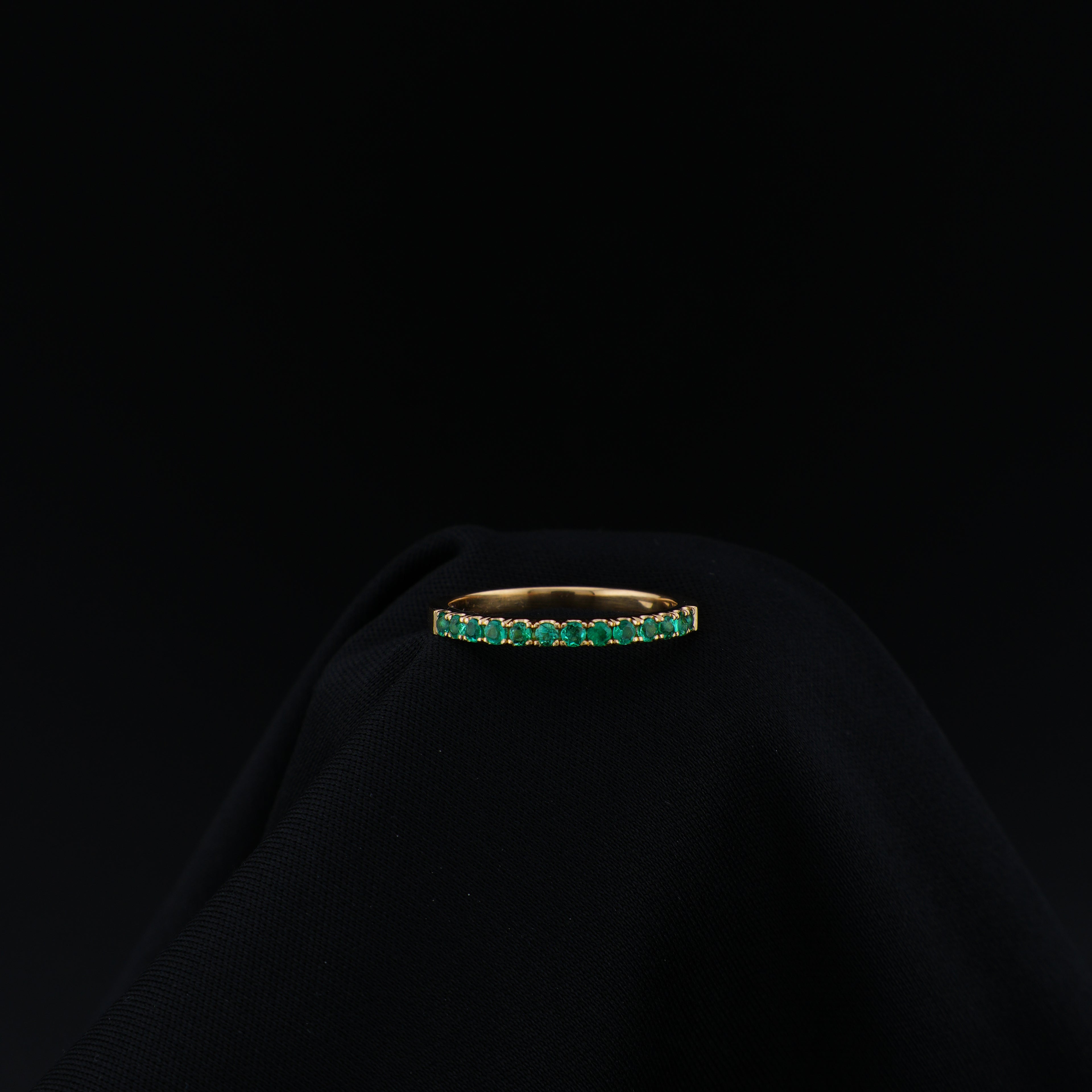 Anillo Sin Fin en Oro de 18K con 13 Esmeraldas Naturales | Talla 5.5 | Pieza Exclusiva