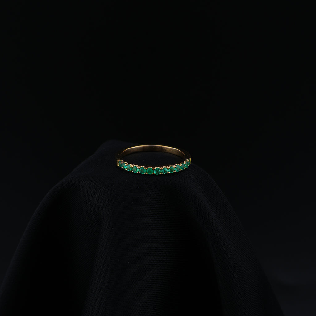 Anillo Sin Fin en Oro de 18K con 13 Esmeraldas Naturales | Talla 5.5 | Pieza Exclusiva