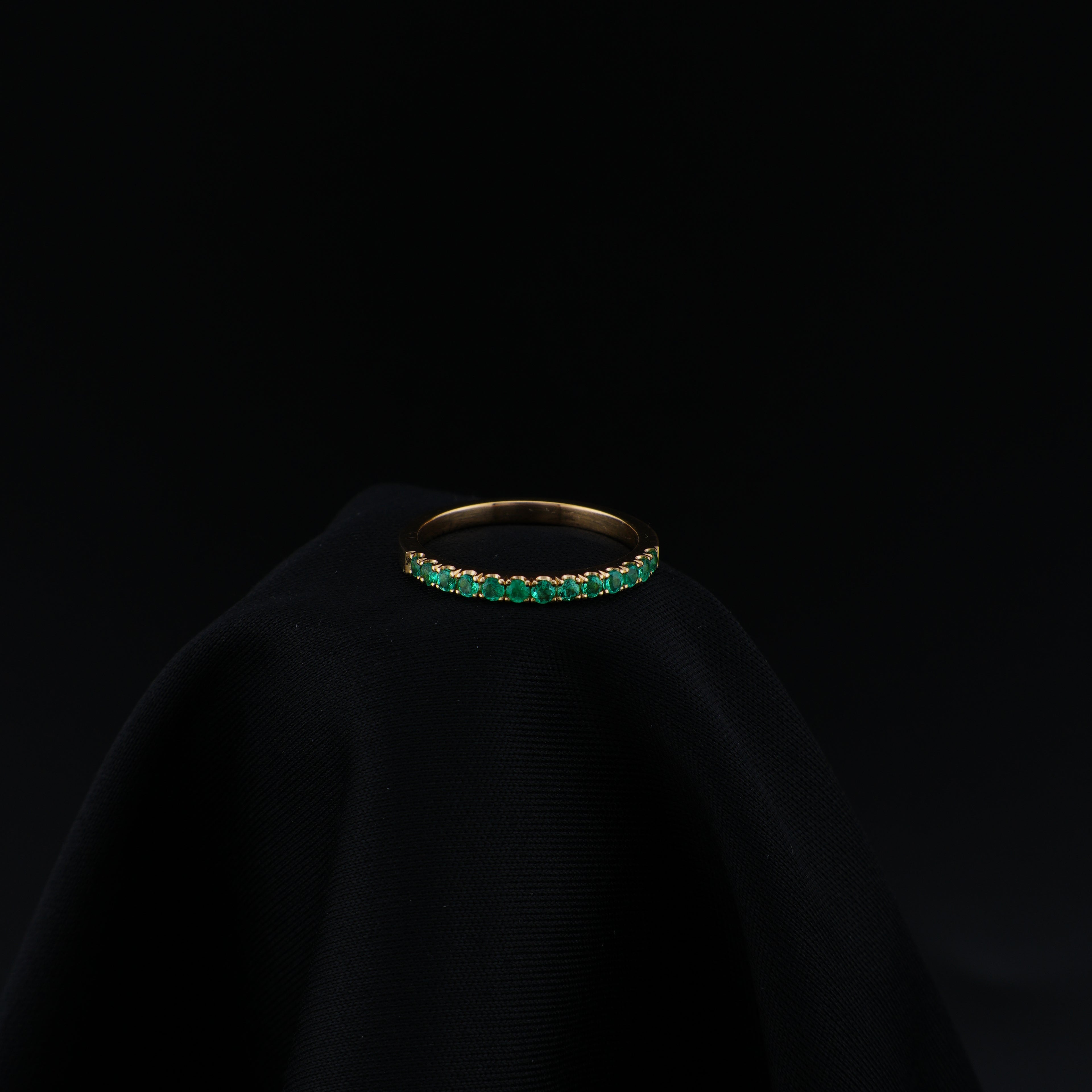 Anillo Sin Fin en Oro de 18K con 13 Esmeraldas Naturales | Talla 5.5 | Pieza Exclusiva