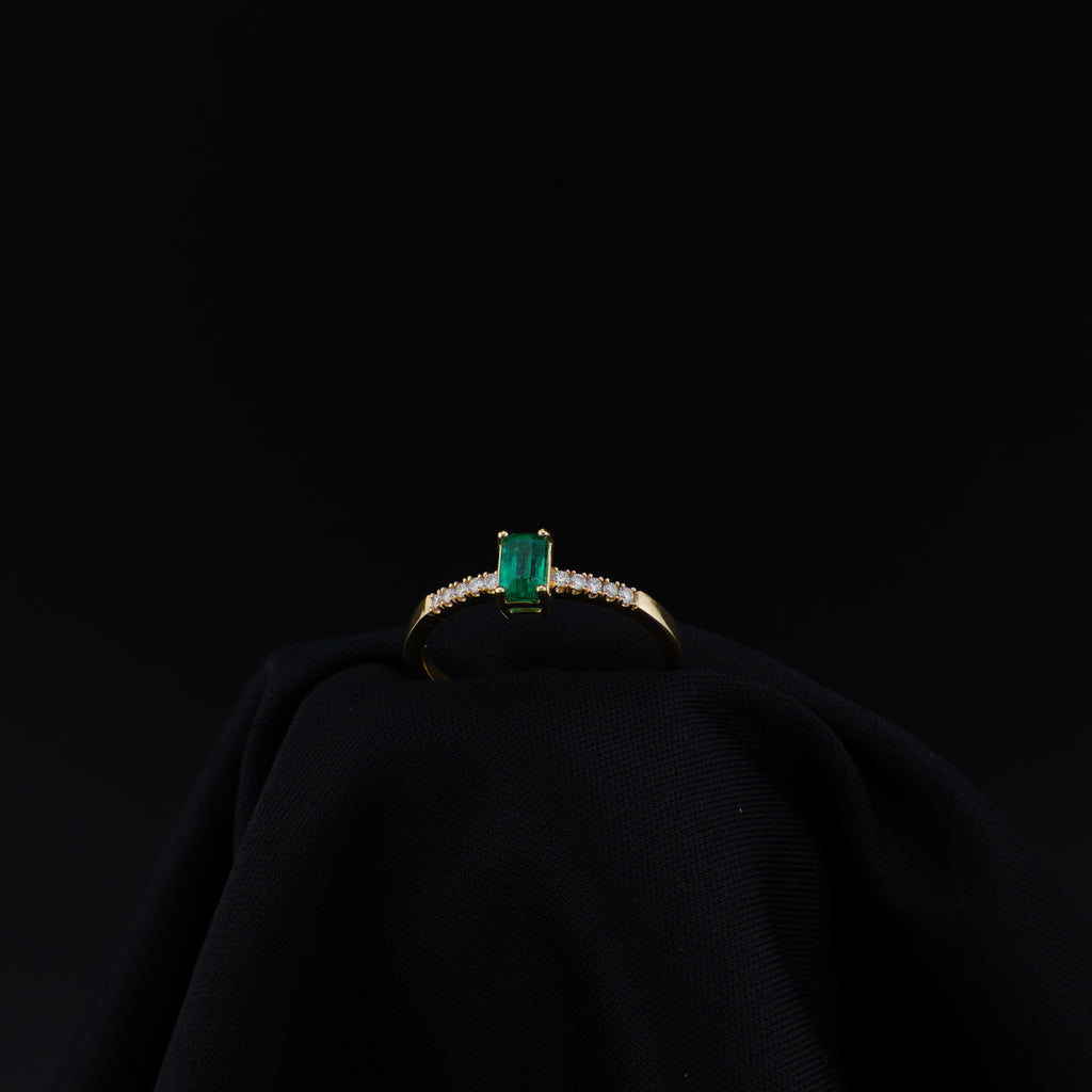 Anillo de Oro 18K, Esmeralda Central Rectangular, Talla 6