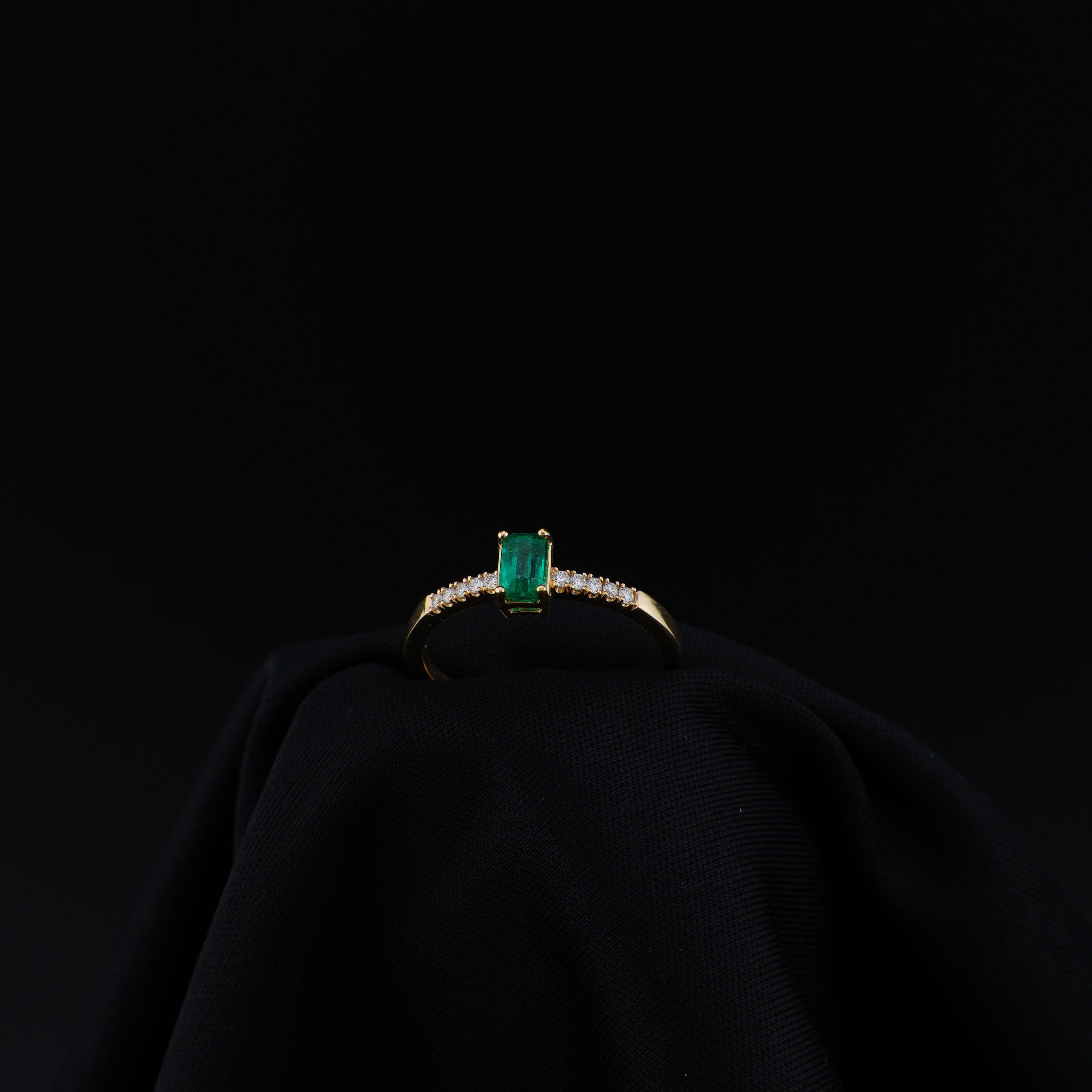 Anillo de Oro 18K, Esmeralda Central Rectangular, Talla 6