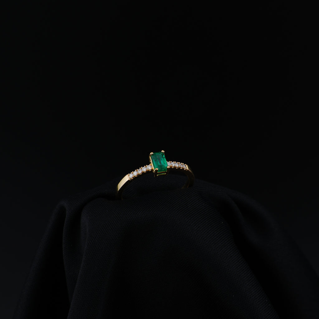 Anillo de Oro 18K, Esmeralda Central Rectangular, Talla 6