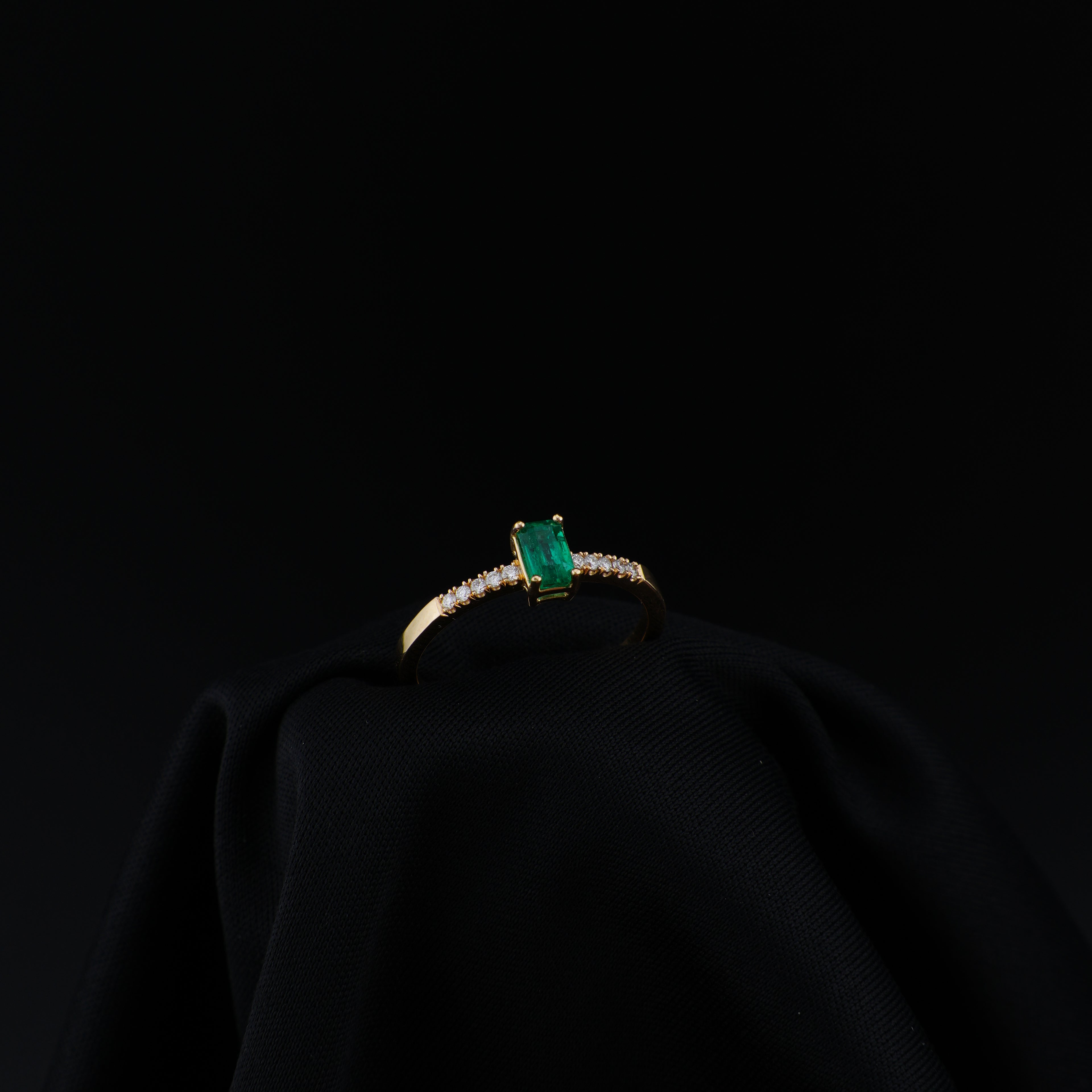 Anillo de Oro 18K, Esmeralda Central Rectangular, Talla 6