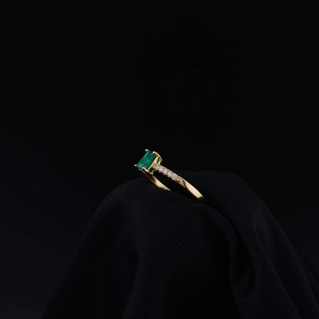 Anillo de Oro 18K, Esmeralda Central Rectangular, Talla 6