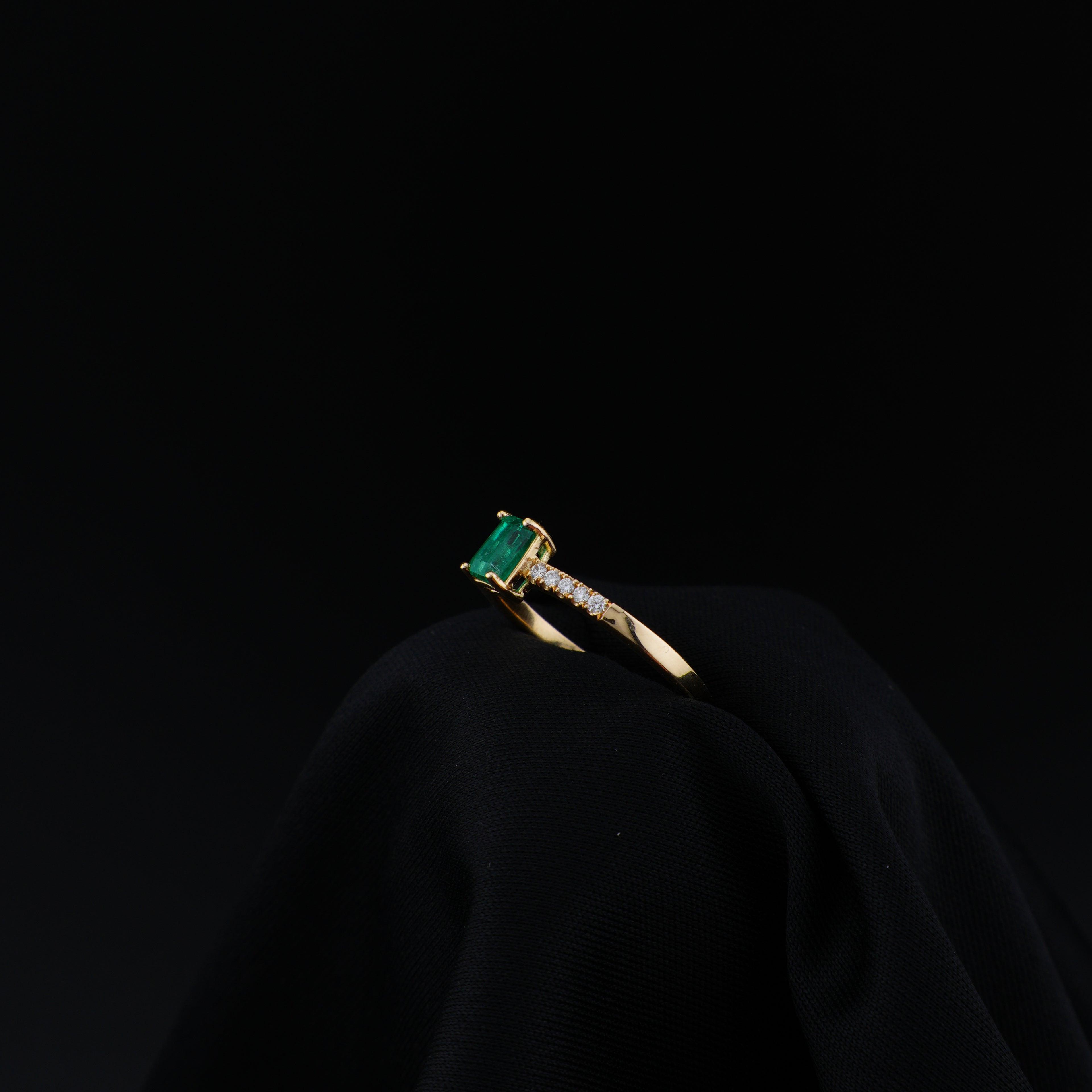 Anillo de Oro 18K, Esmeralda Central Rectangular, Talla 6