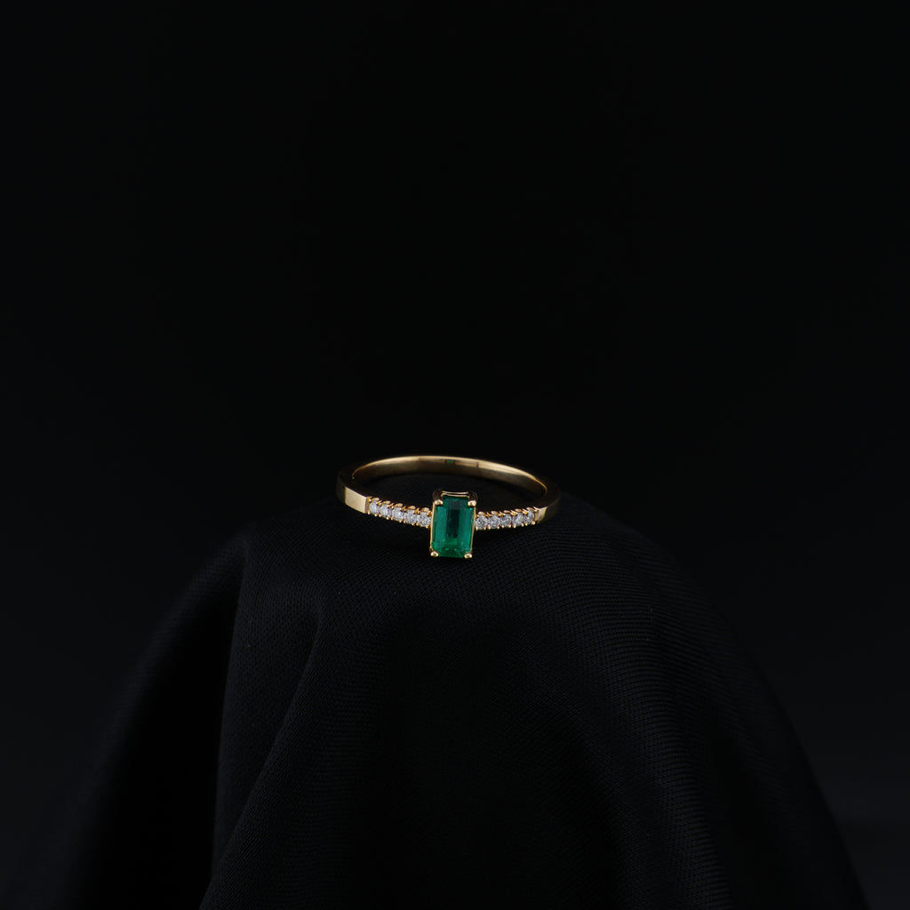 Anillo de Oro 18K, Esmeralda Central Rectangular, Talla 6