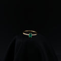 Anillo de Oro 18K, Esmeralda Central Rectangular, Talla 6