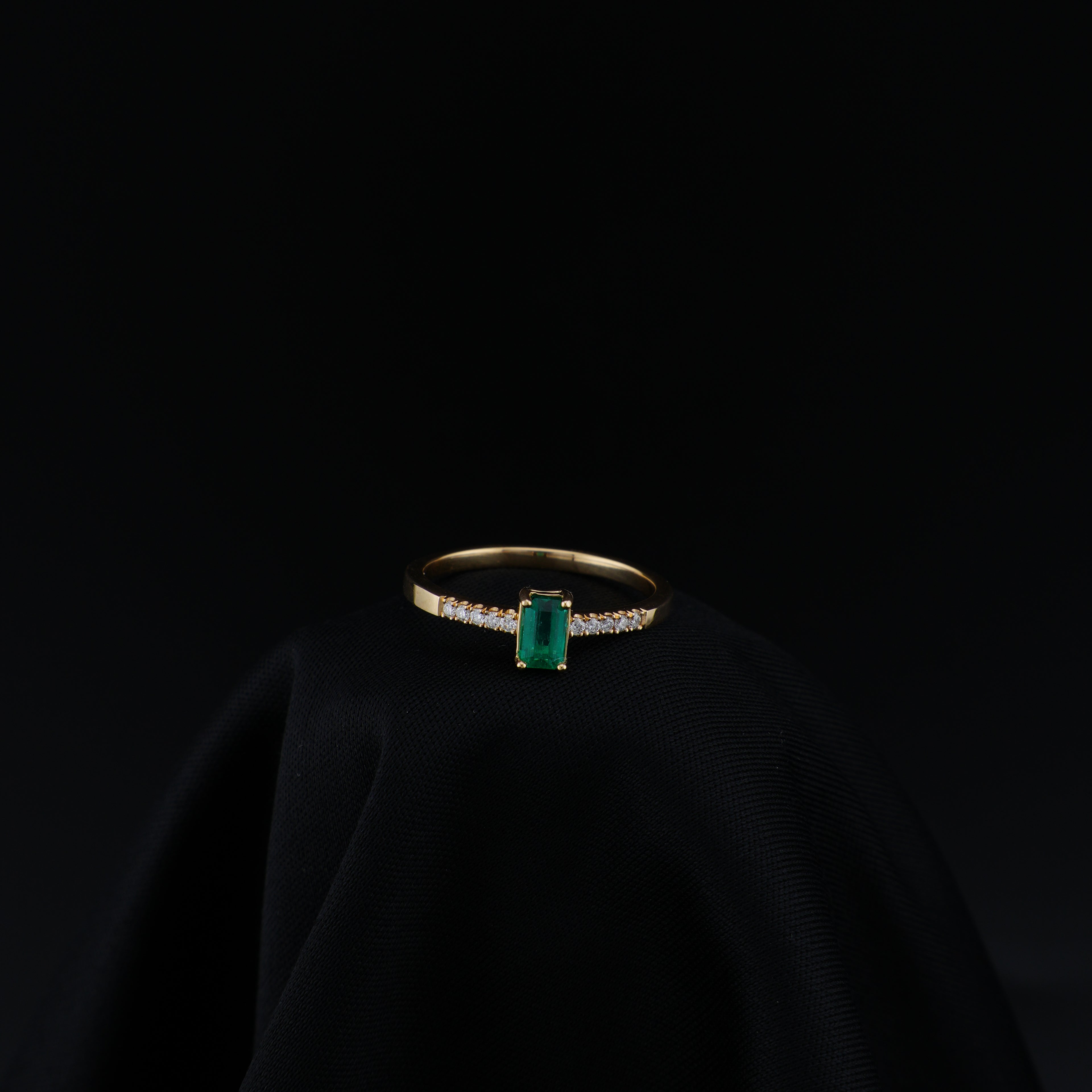 Anillo de Oro 18K, Esmeralda Central Rectangular, Talla 6