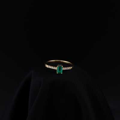Anillo de Oro 18K, Esmeralda Central Rectangular, Talla 6