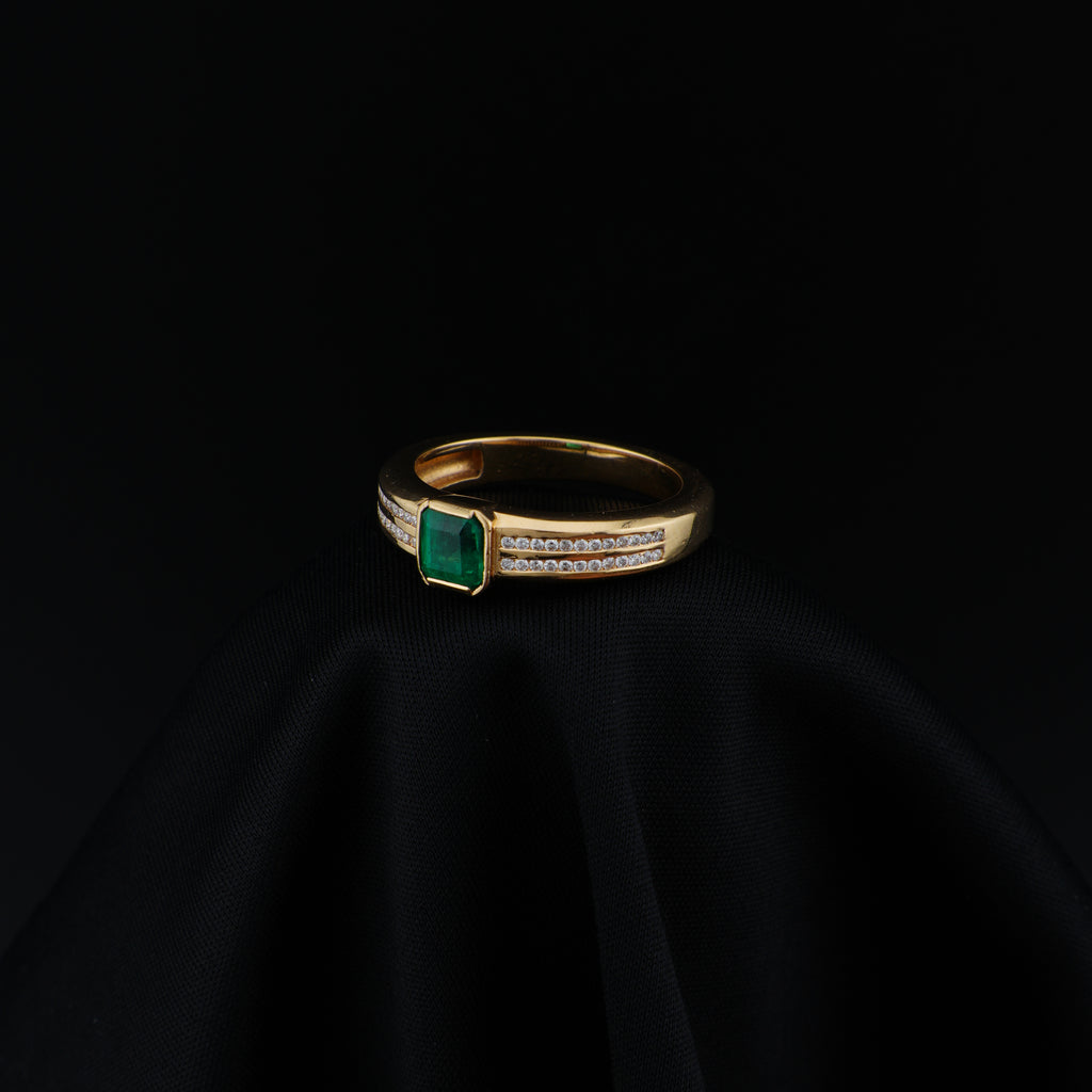 Anillo Masculino en Oro de 18K con Esmeralda de Muzo, talla 11