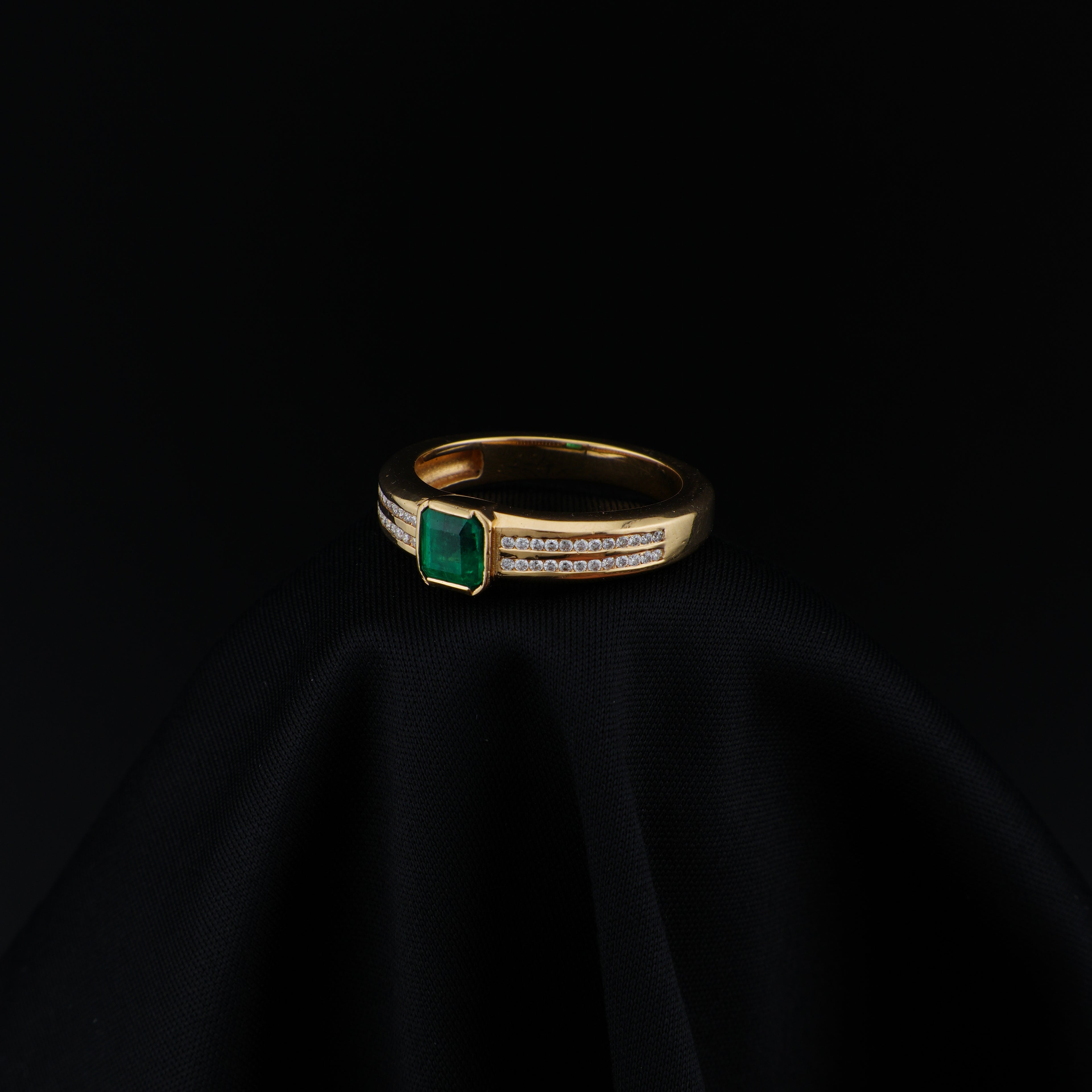 Anillo Masculino en Oro de 18K con Esmeralda de Muzo, talla 11