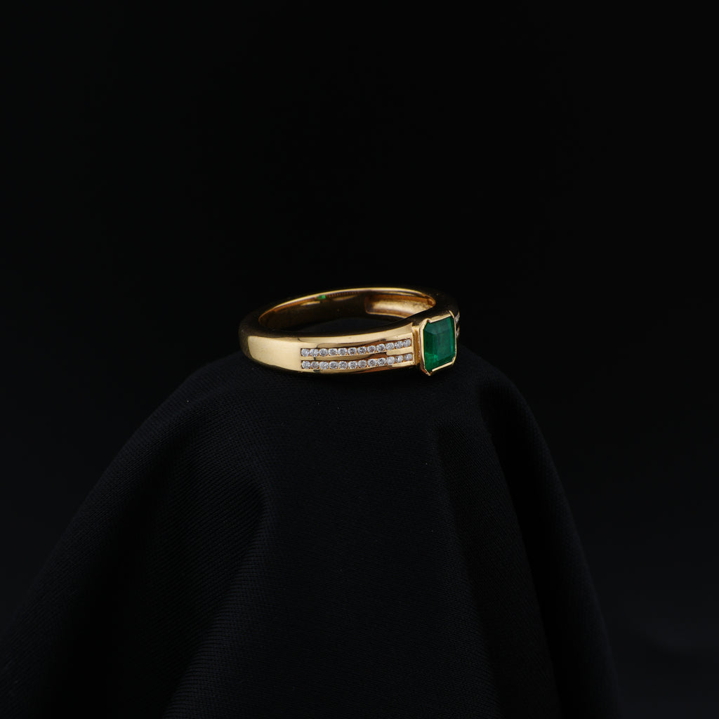 Anillo Masculino en Oro de 18K con Esmeralda de Muzo, talla 11