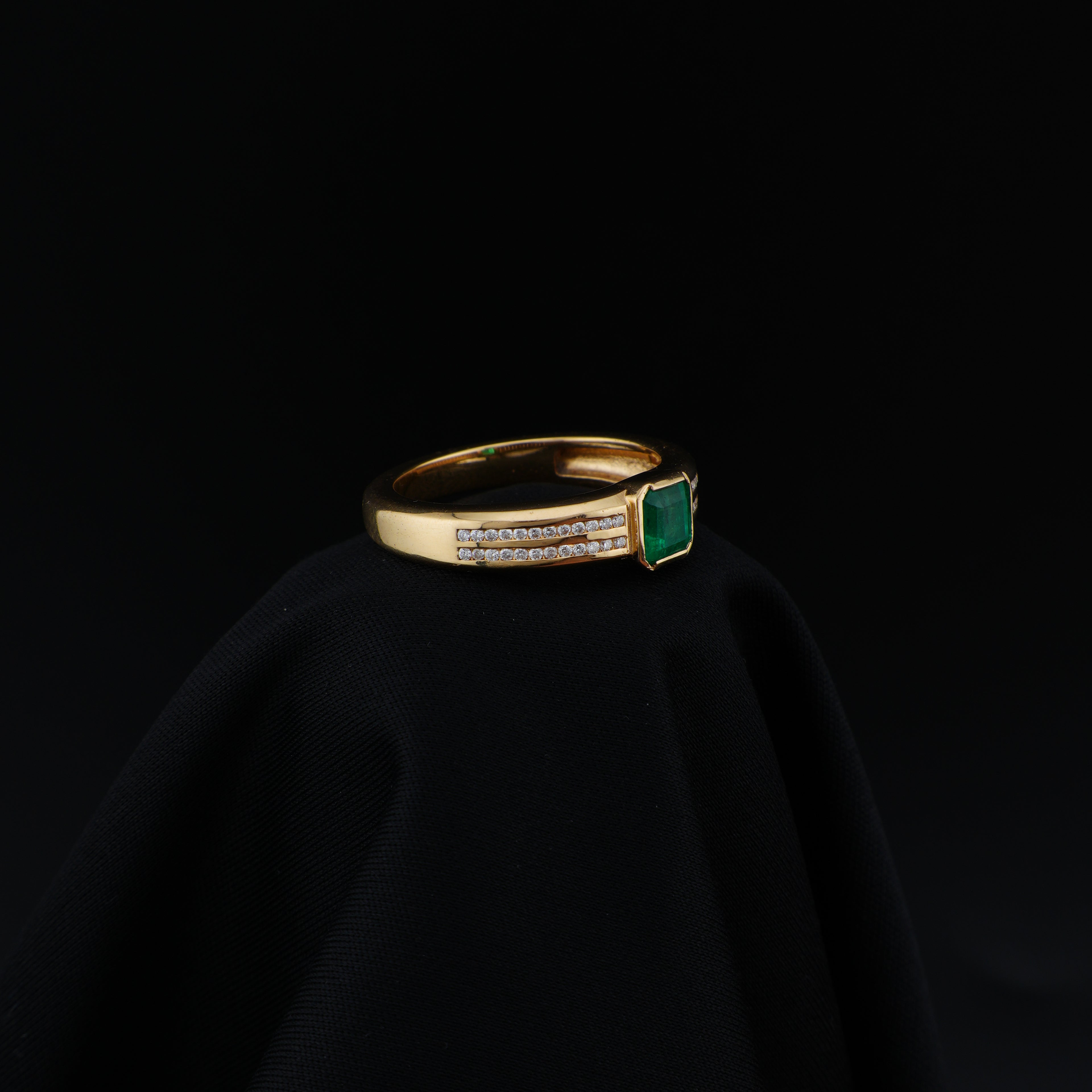 Anillo Masculino en Oro de 18K con Esmeralda de Muzo, talla 11
