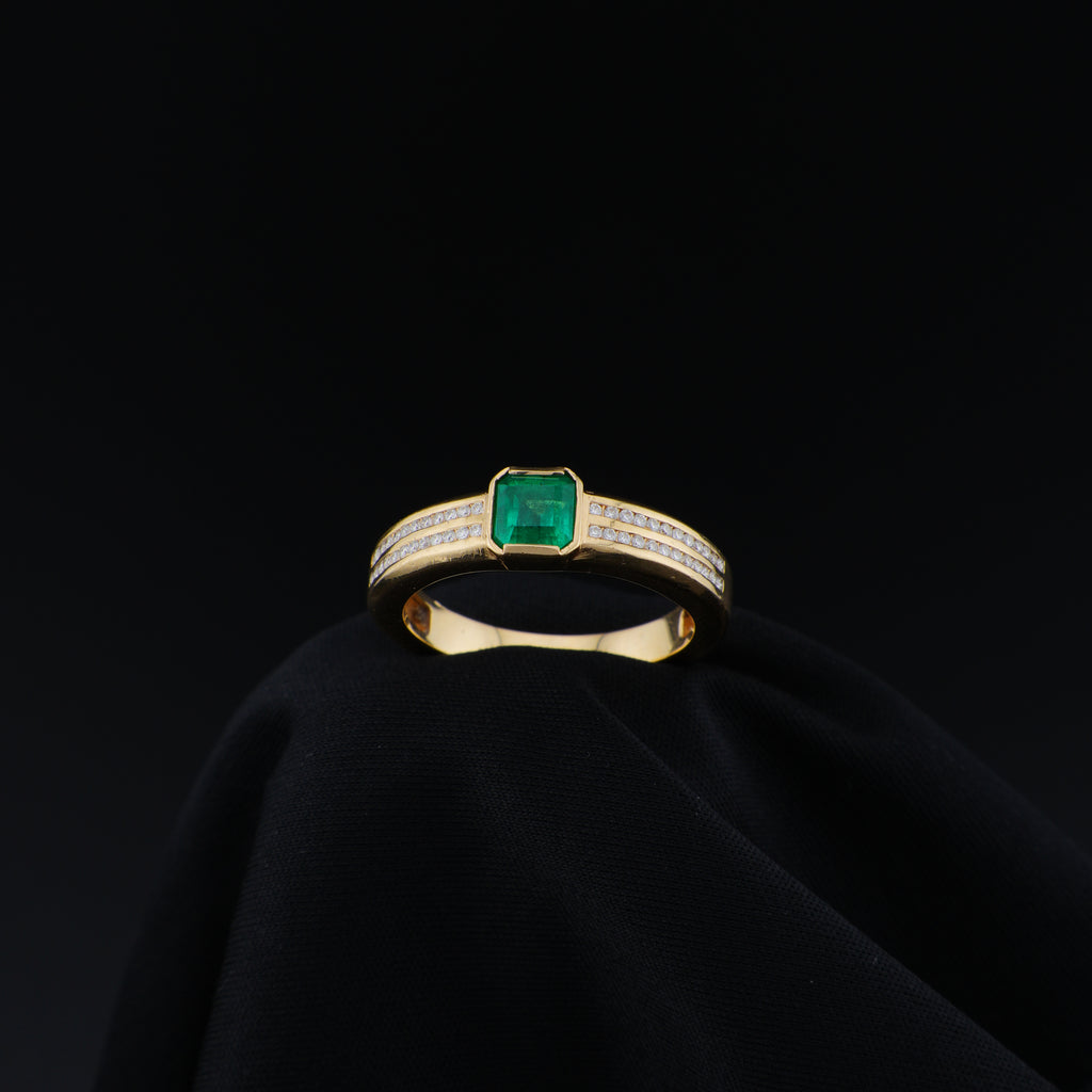 Anillo Masculino en Oro de 18K con Esmeralda de Muzo, talla 11
