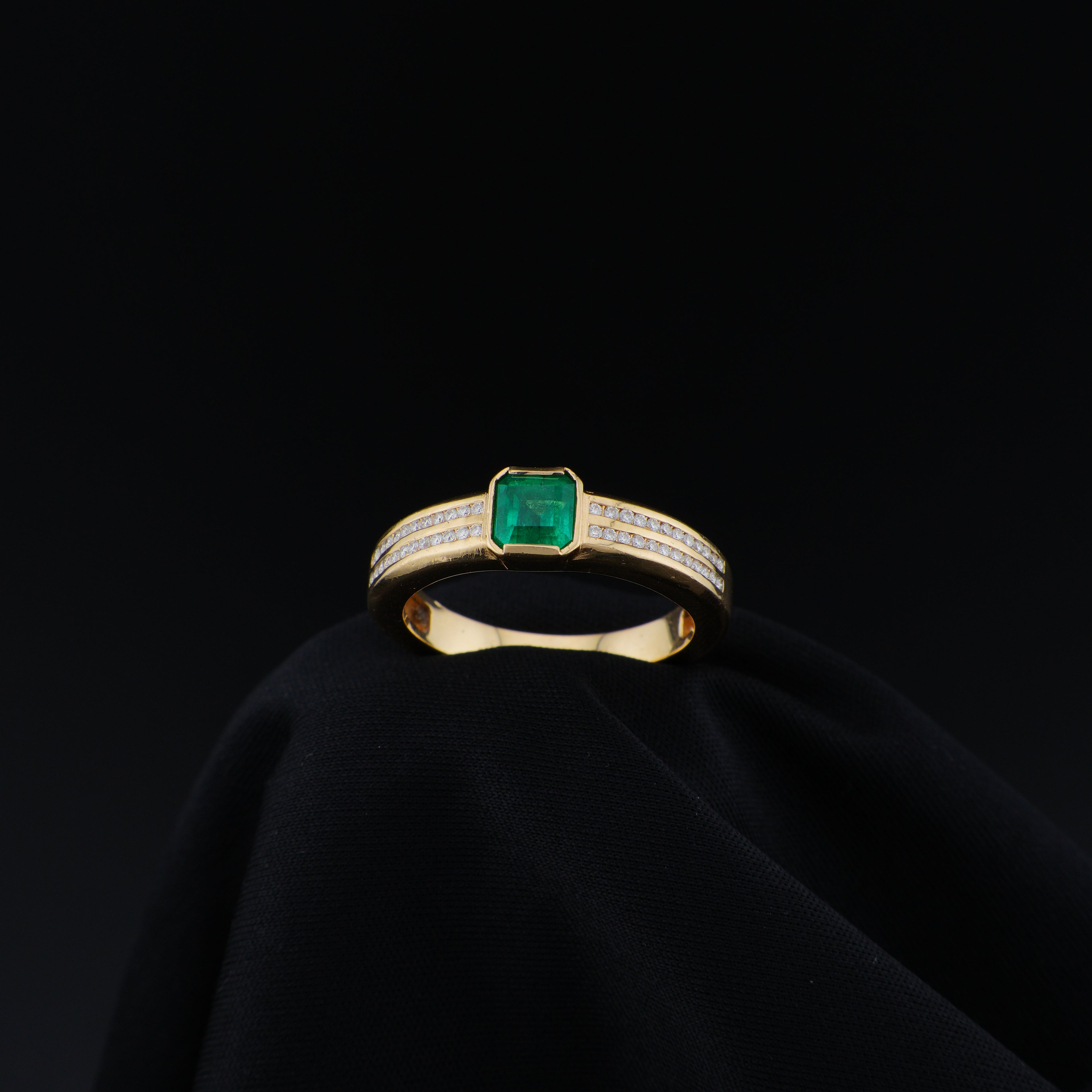 Anillo Masculino en Oro de 18K con Esmeralda de Muzo, talla 11