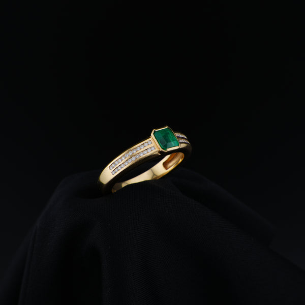 Anillo Masculino en Oro de 18K con Esmeralda de Muzo, talla 11