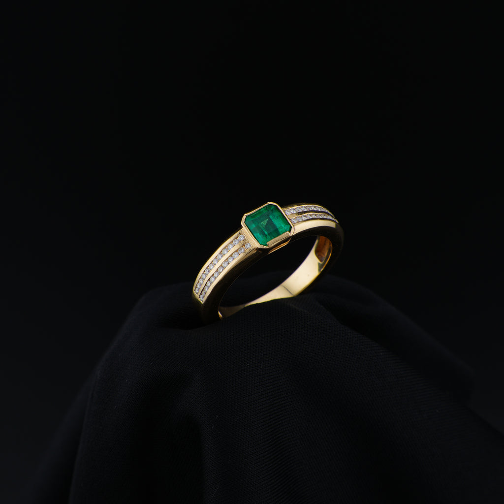 Anillo Masculino en Oro de 18K con Esmeralda de Muzo, talla 11