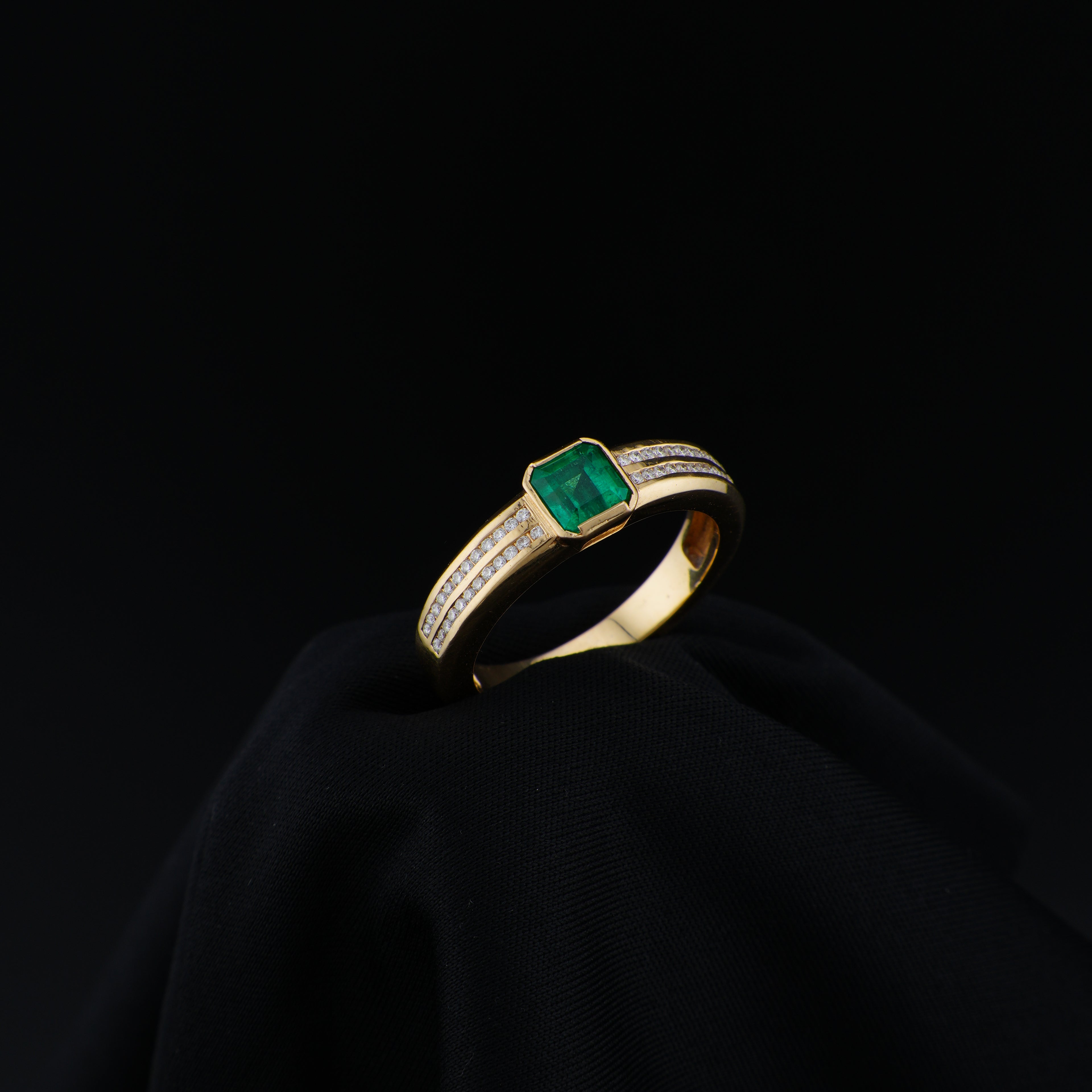 Anillo Masculino en Oro de 18K con Esmeralda de Muzo, talla 11