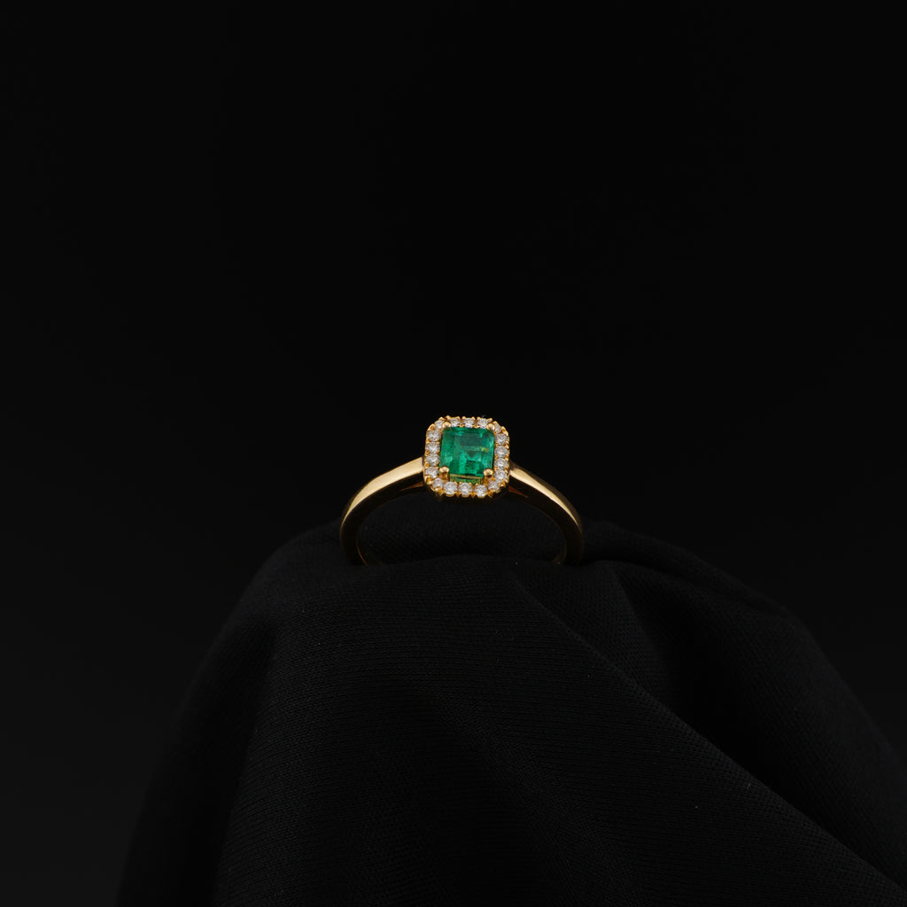 Anillo Cluster de Esmeralda Cuadrada de Muzo y 18 Diamantes Naturales en Oro 18K
