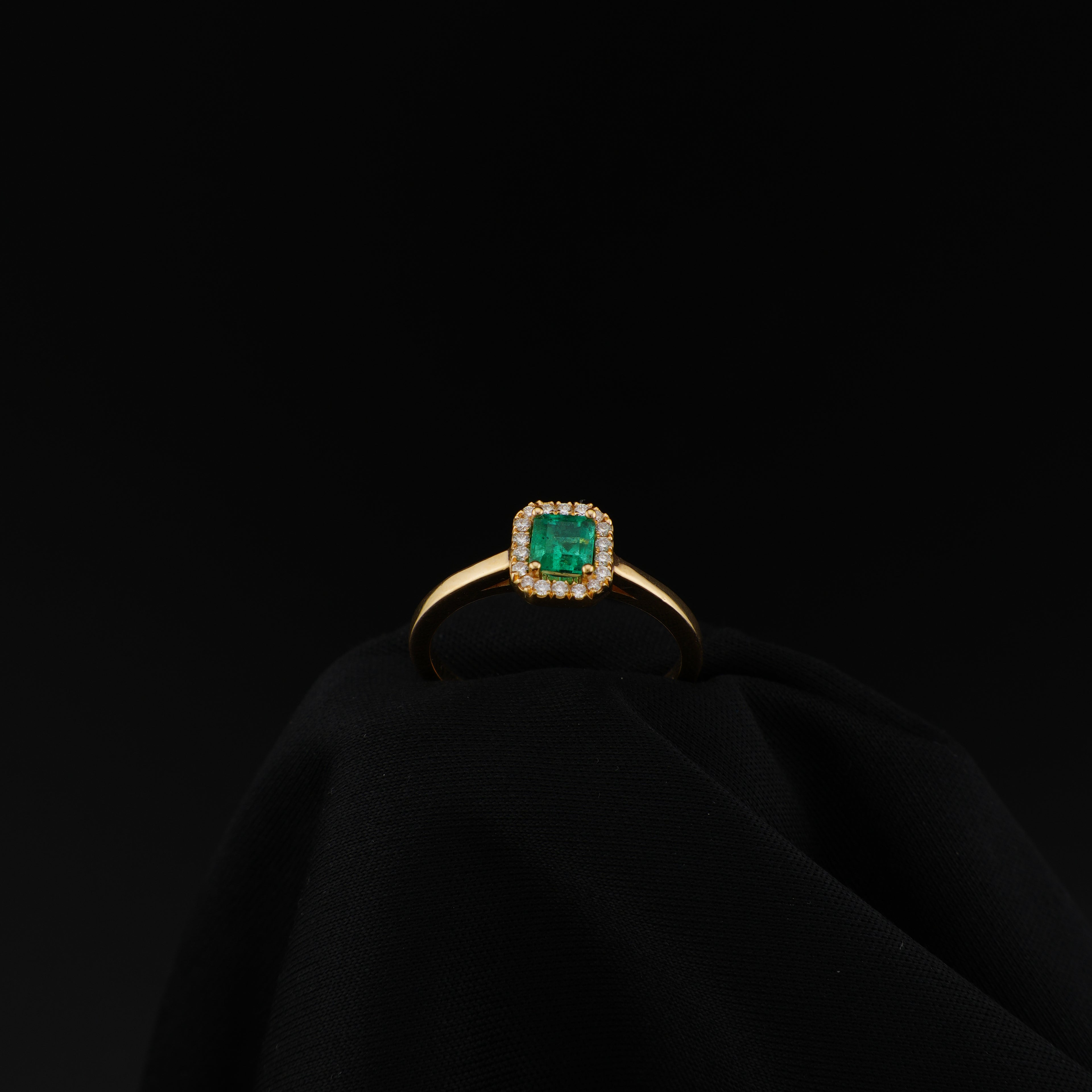 Anillo Cluster de Esmeralda Cuadrada de Muzo y 18 Diamantes Naturales en Oro 18K
