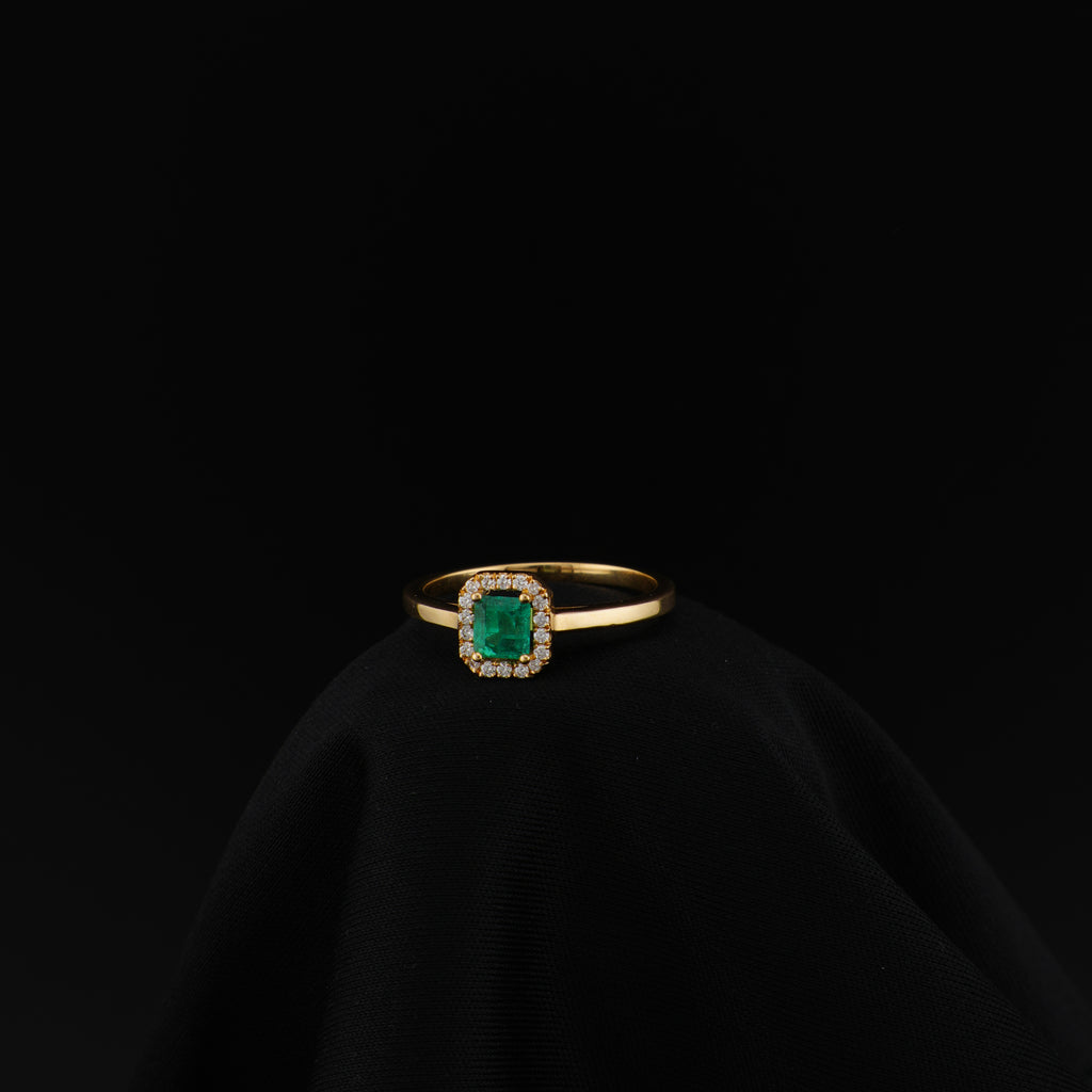 Anillo Cluster de Esmeralda Cuadrada de Muzo y 18 Diamantes Naturales en Oro 18K