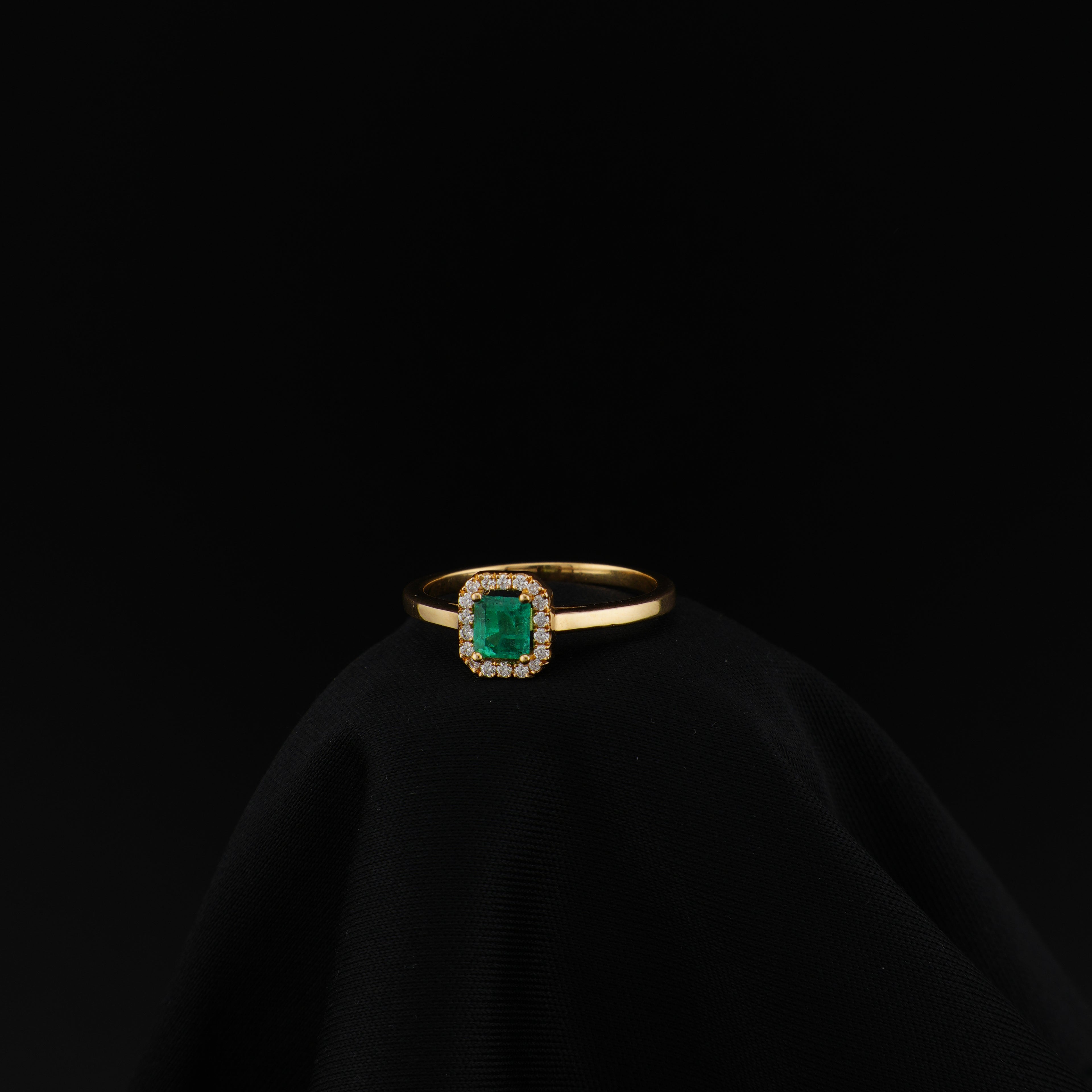 Anillo Cluster de Esmeralda Cuadrada de Muzo y 18 Diamantes Naturales en Oro 18K