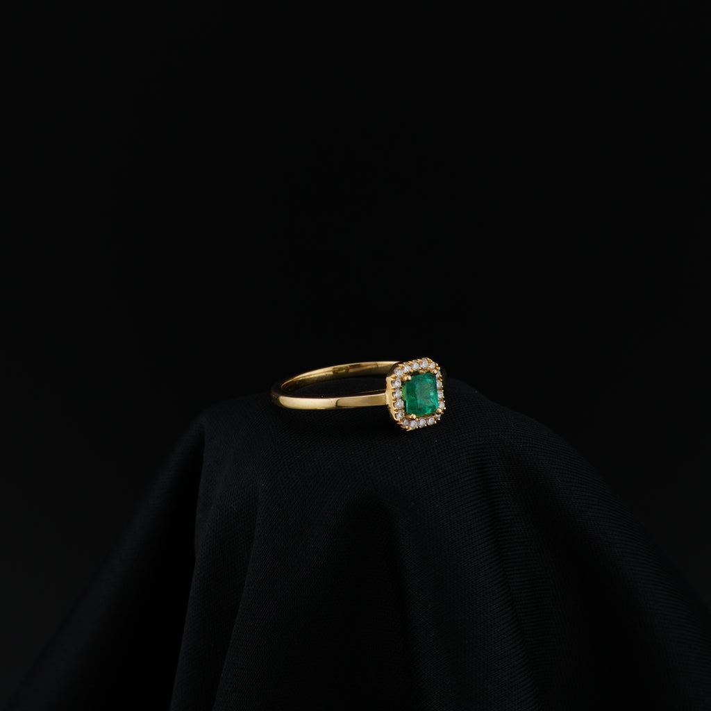 Anillo Cluster de Esmeralda Cuadrada de Muzo y 18 Diamantes Naturales en Oro 18K