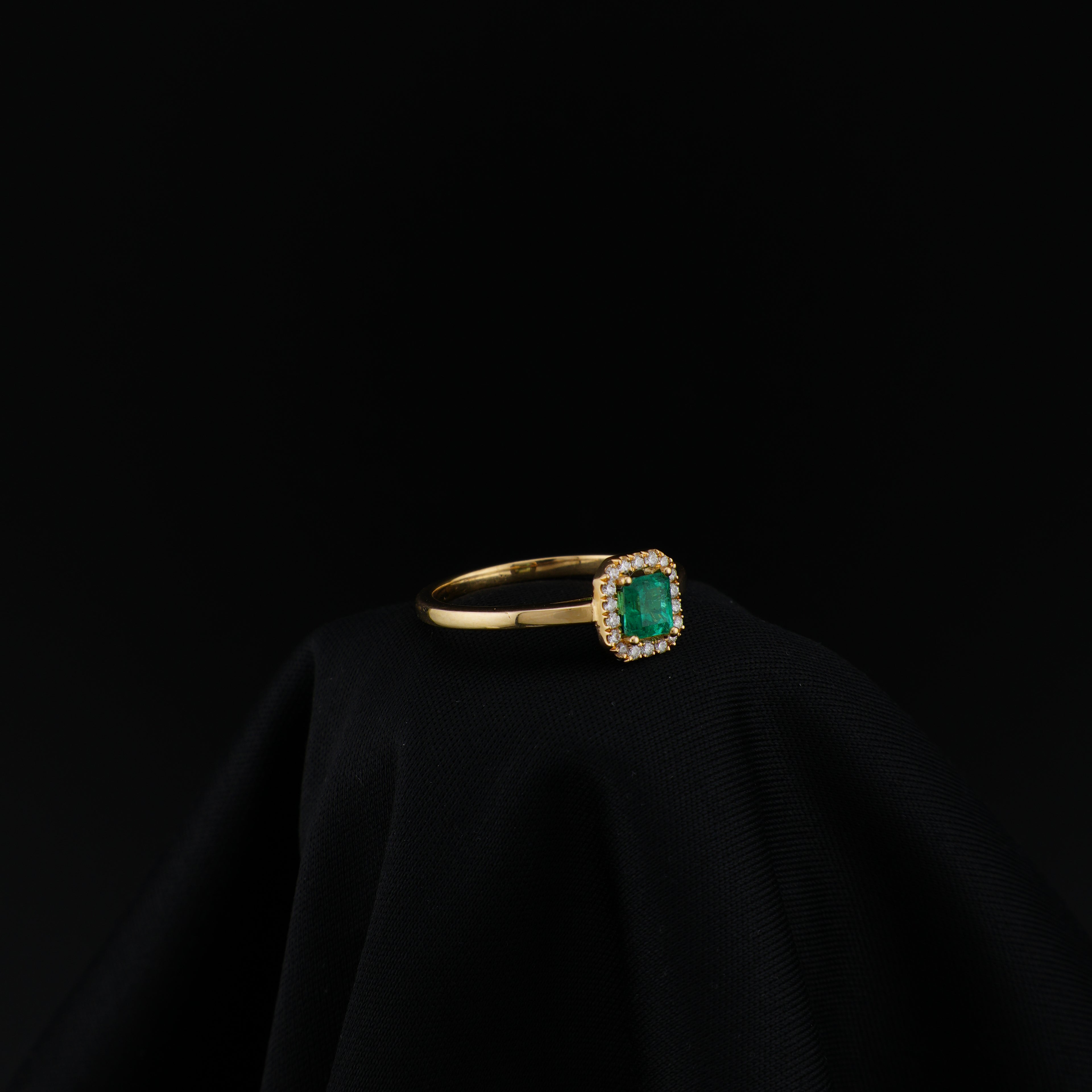 Anillo Cluster de Esmeralda Cuadrada de Muzo y 18 Diamantes Naturales en Oro 18K