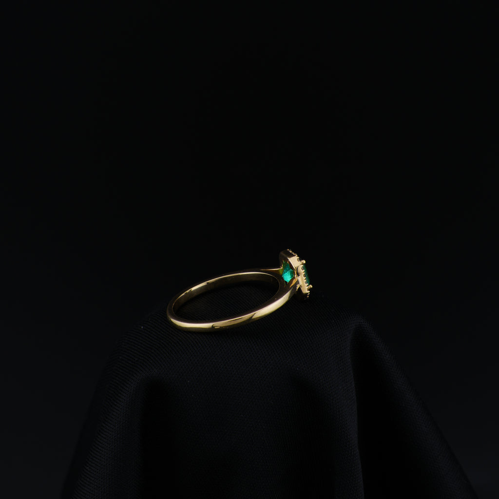 Anillo Cluster de Esmeralda Cuadrada de Muzo y 18 Diamantes Naturales en Oro 18K