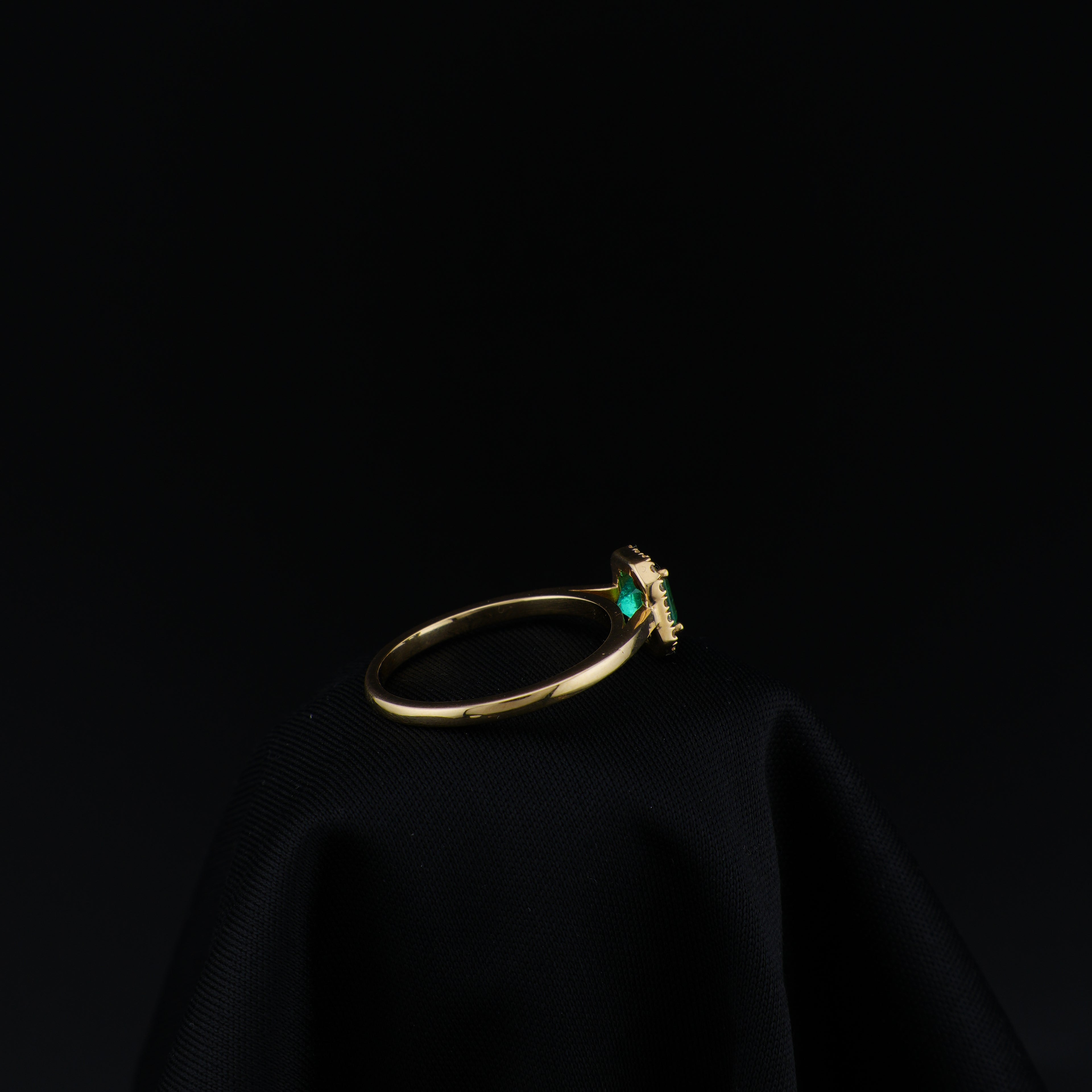 Anillo Cluster de Esmeralda Cuadrada de Muzo y 18 Diamantes Naturales en Oro 18K