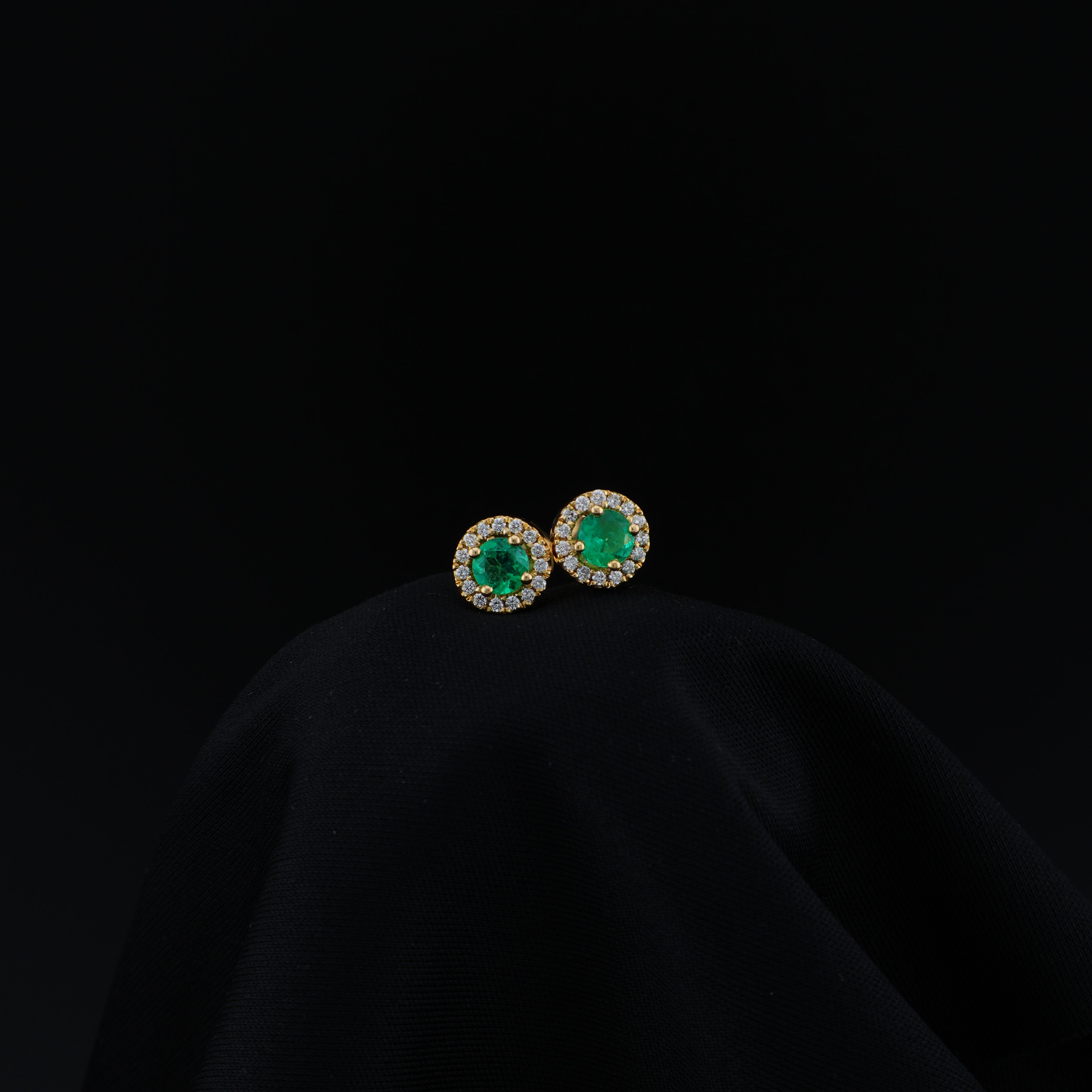 Aretes de Esmeralda Cluster en Uña, Oro 18k, Talla Estándar