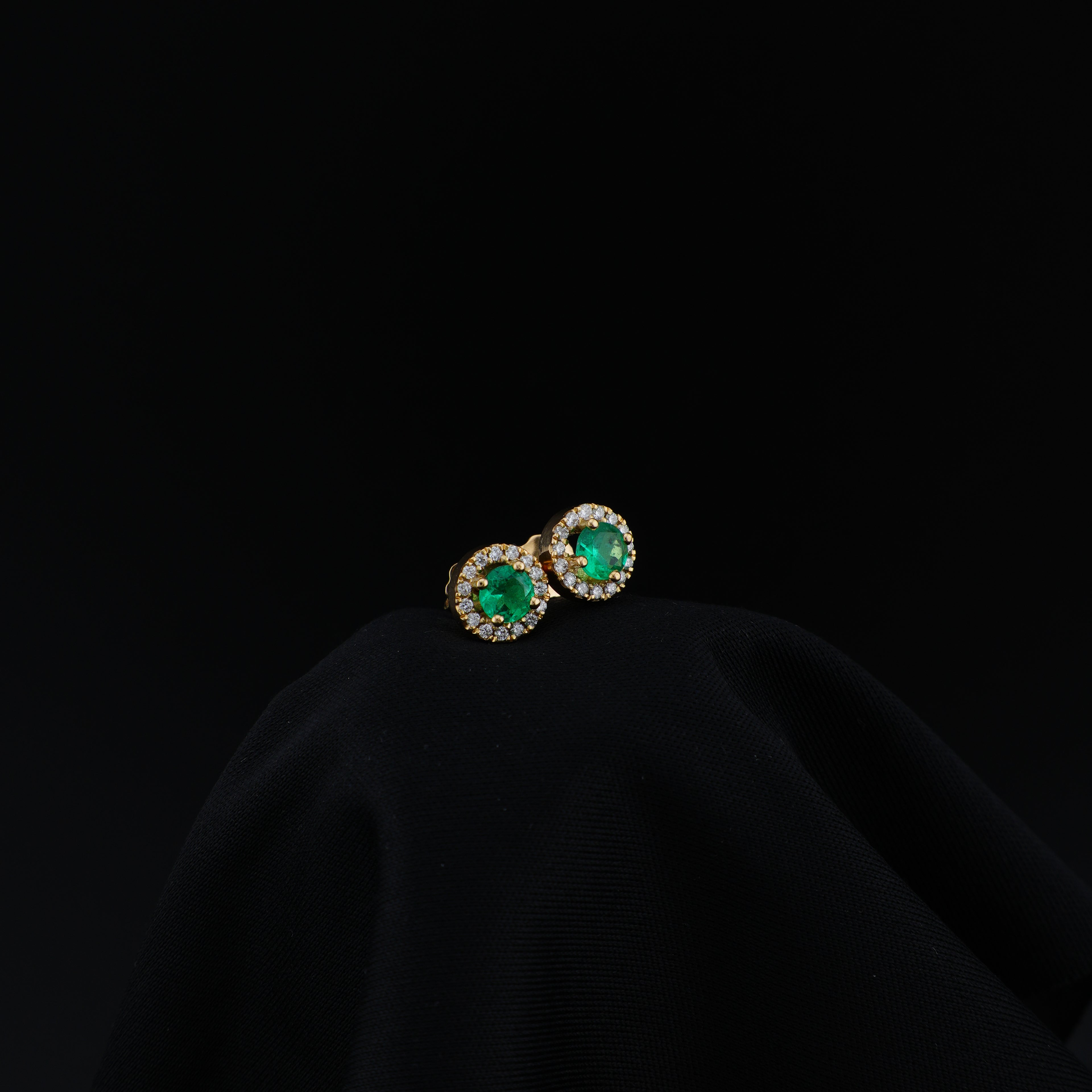 Aretes de Esmeralda Cluster en Uña, Oro 18k, Talla Estándar