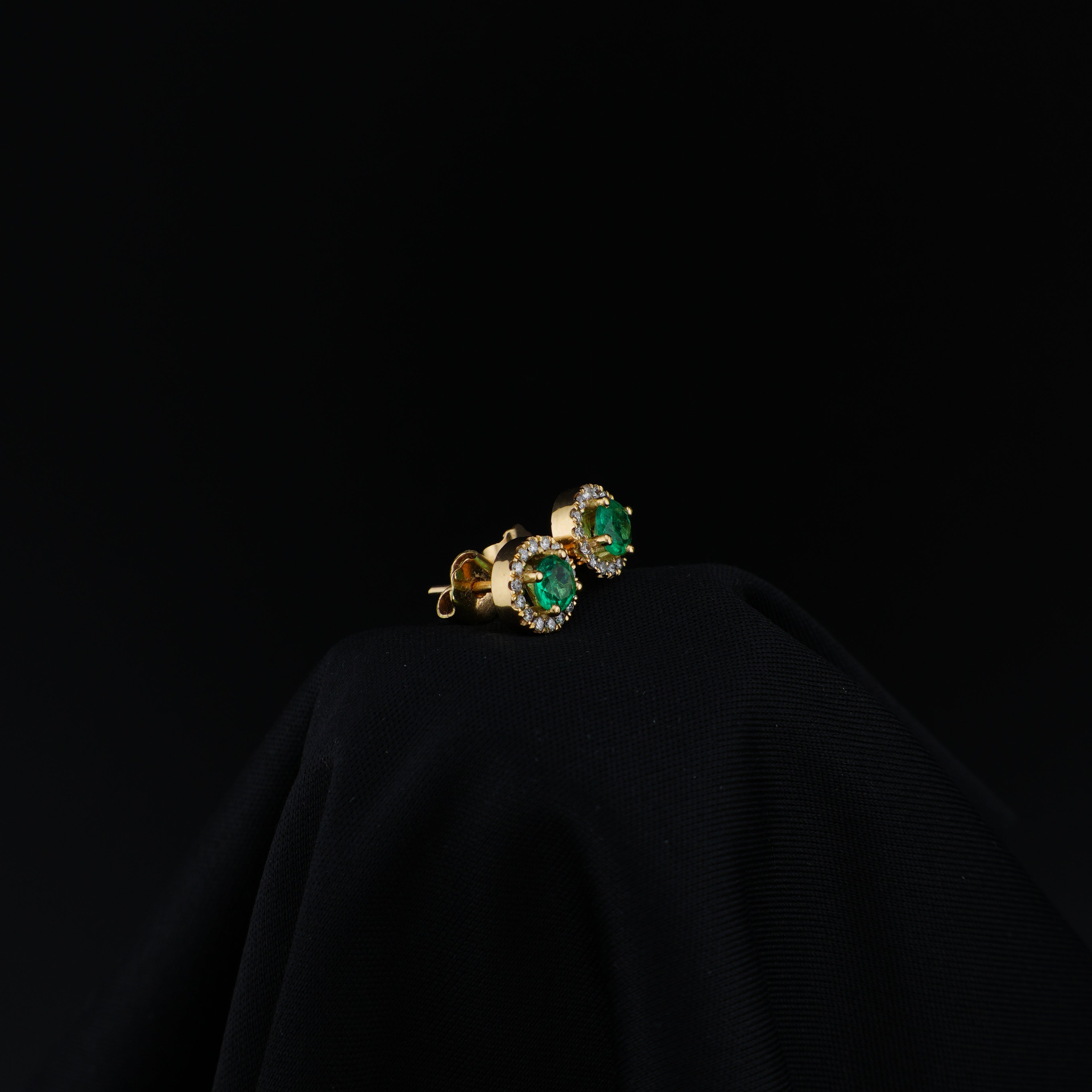 Aretes de Esmeralda Cluster en Uña, Oro 18k, Talla Estándar