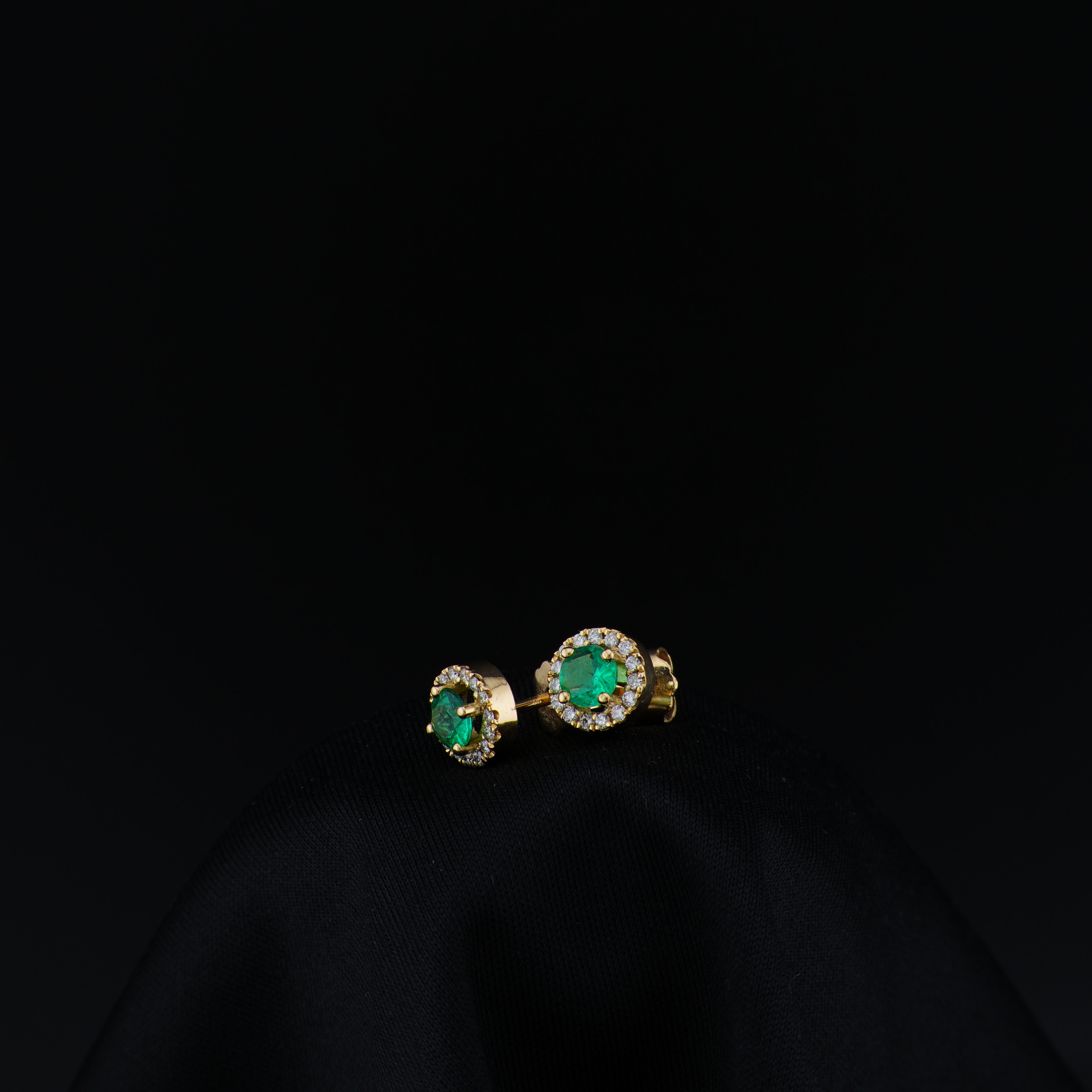 Aretes de Esmeralda Cluster en Uña, Oro 18k, Talla Estándar