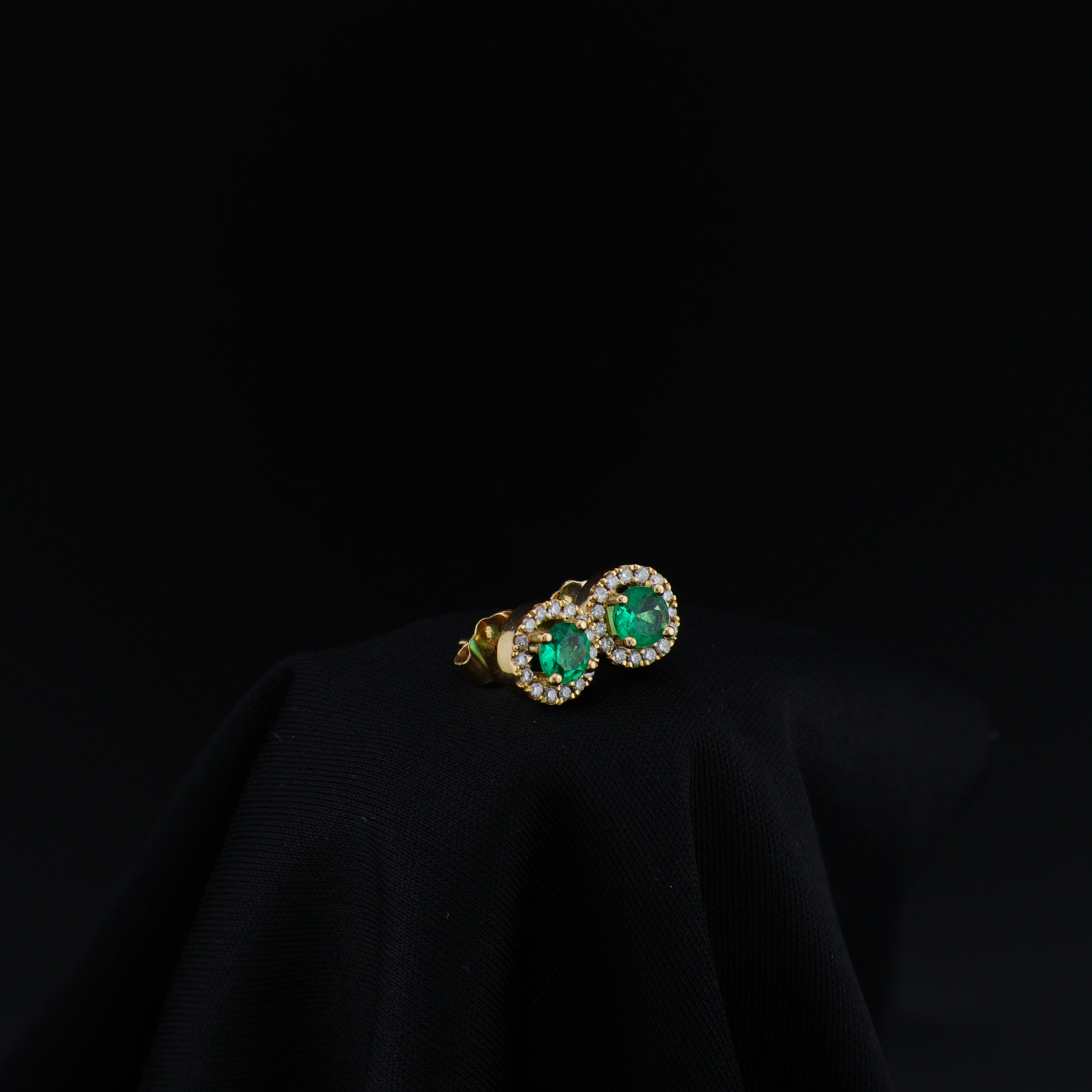 Aretes de Esmeralda Cluster en Uña, Oro 18k, Talla Estándar
