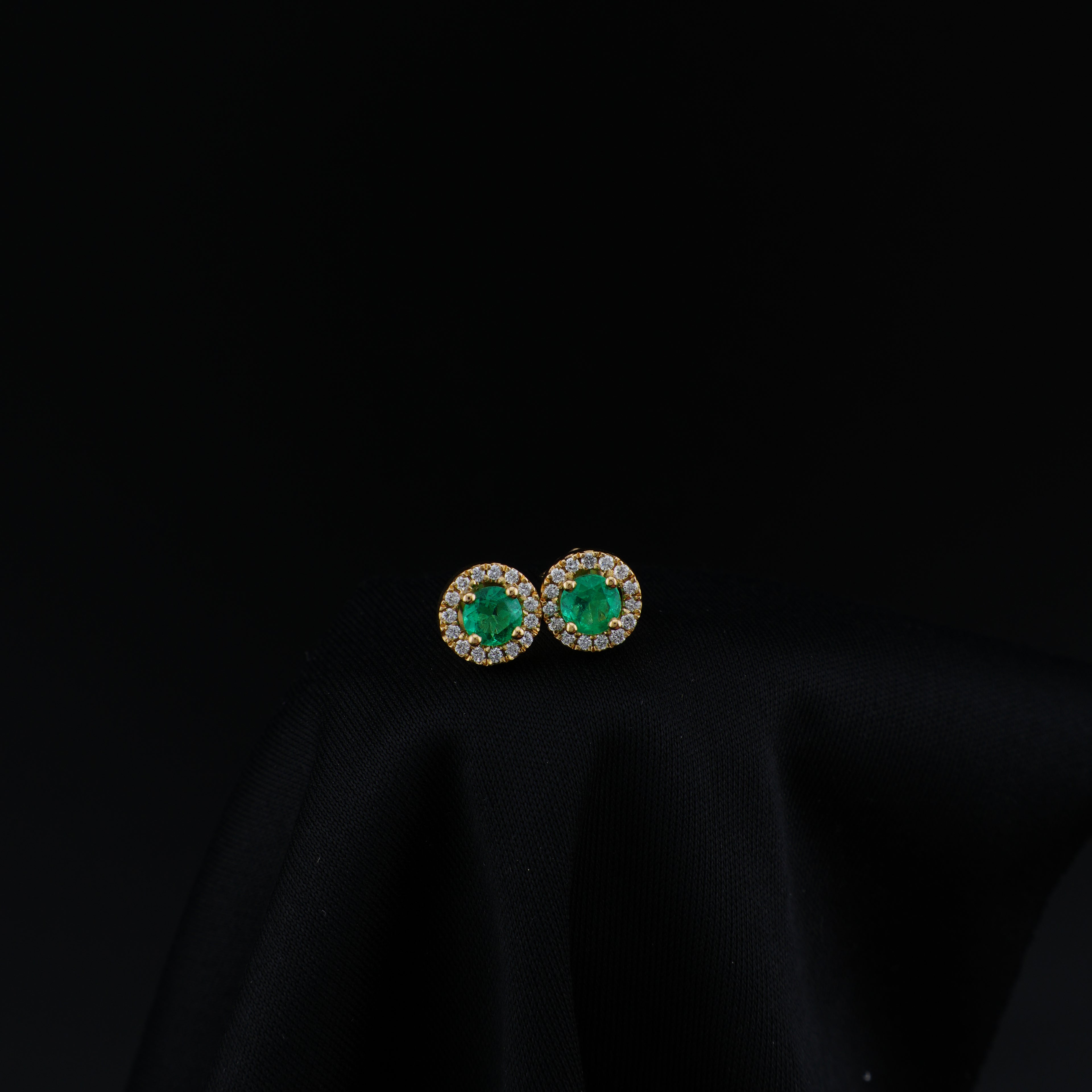 Aretes de Esmeralda Cluster en Uña, Oro 18k, Talla Estándar