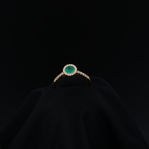Anillo Cluster en Oro Amarillo, talla 6¾, con esmeralda redonda y 29 diamantes.