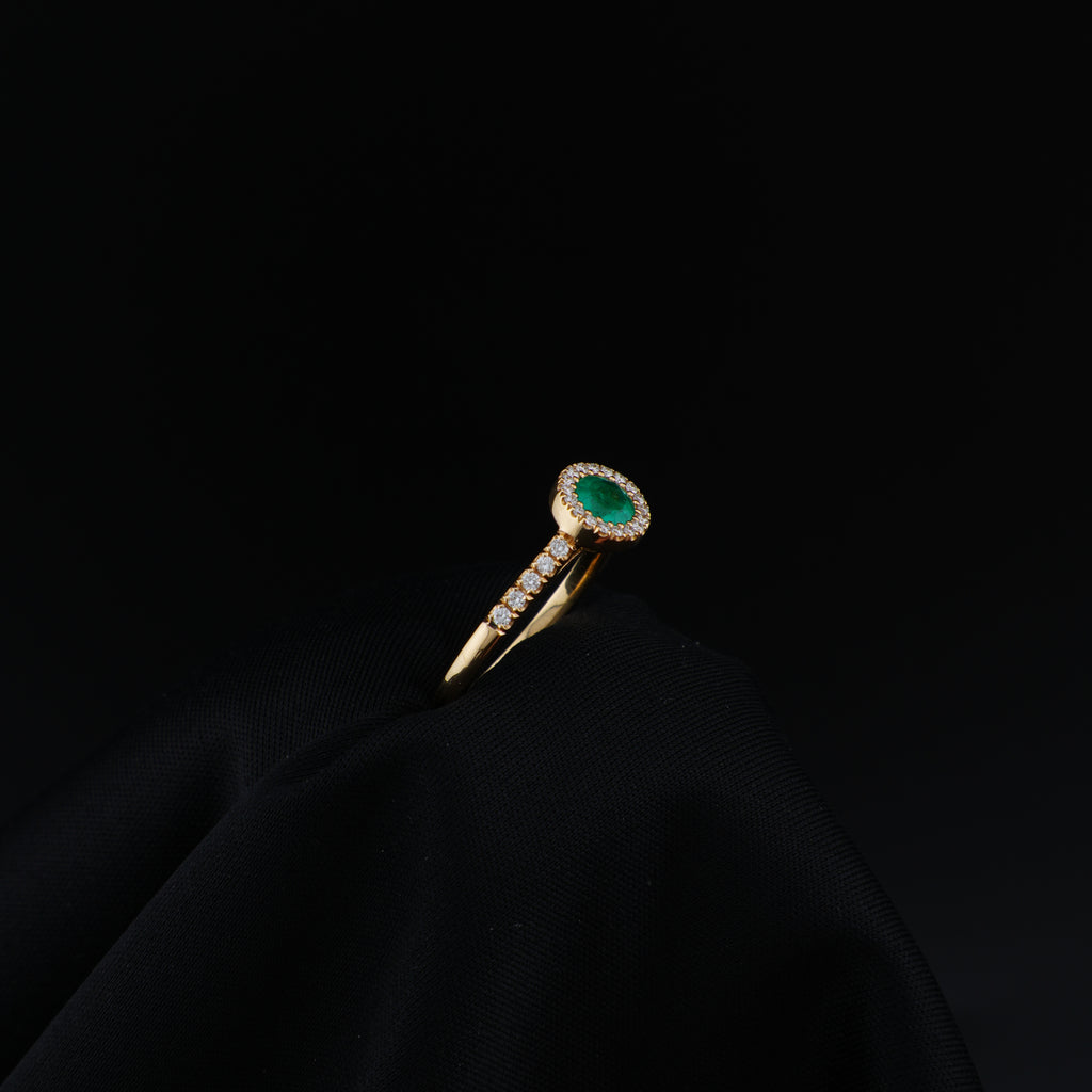 Anillo Halo en Oro Amarillo, talla 6¾, con esmeralda redonda y 29 diamantes.
