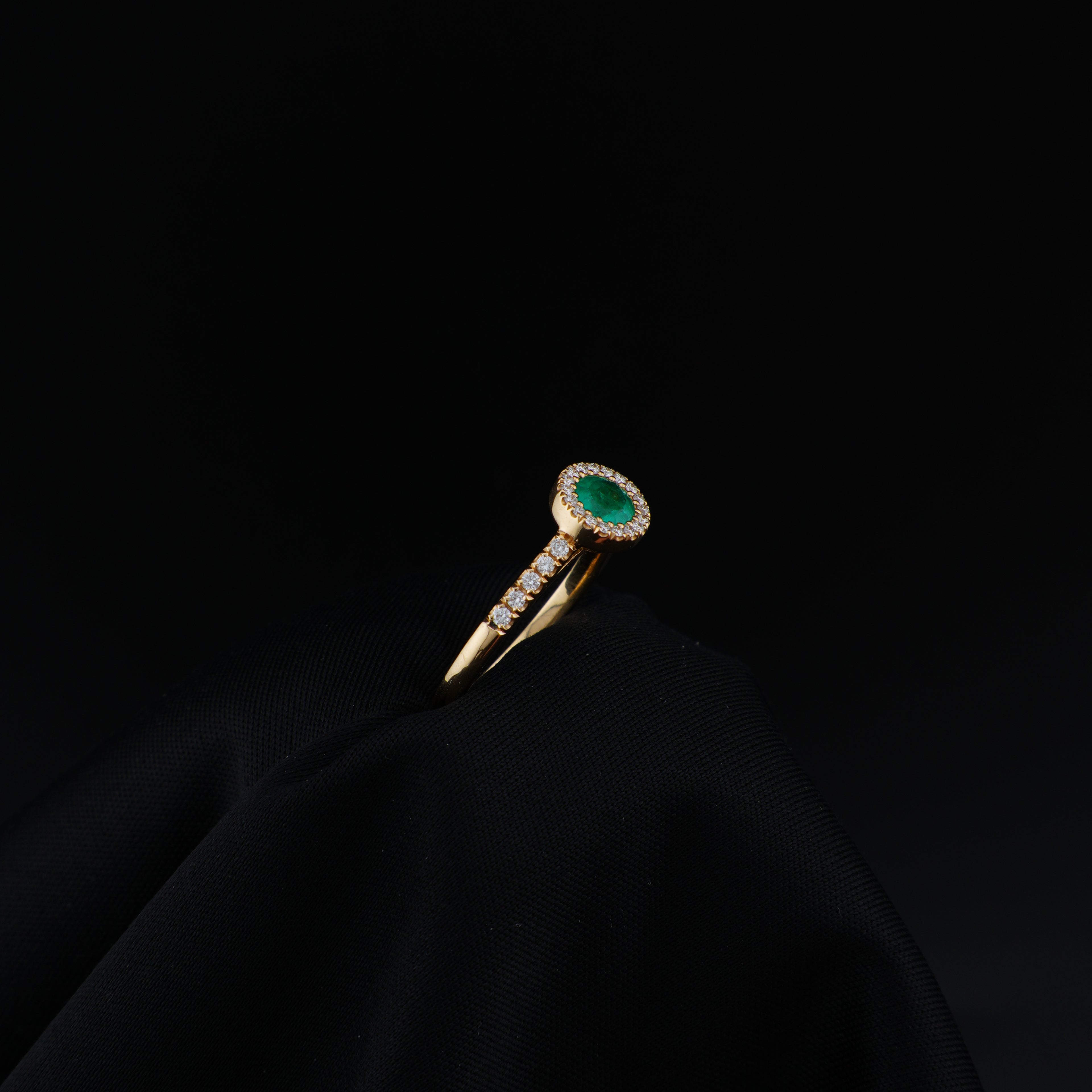 Anillo Cluster en Oro Amarillo, talla 6¾, con esmeralda redonda y 29 diamantes.