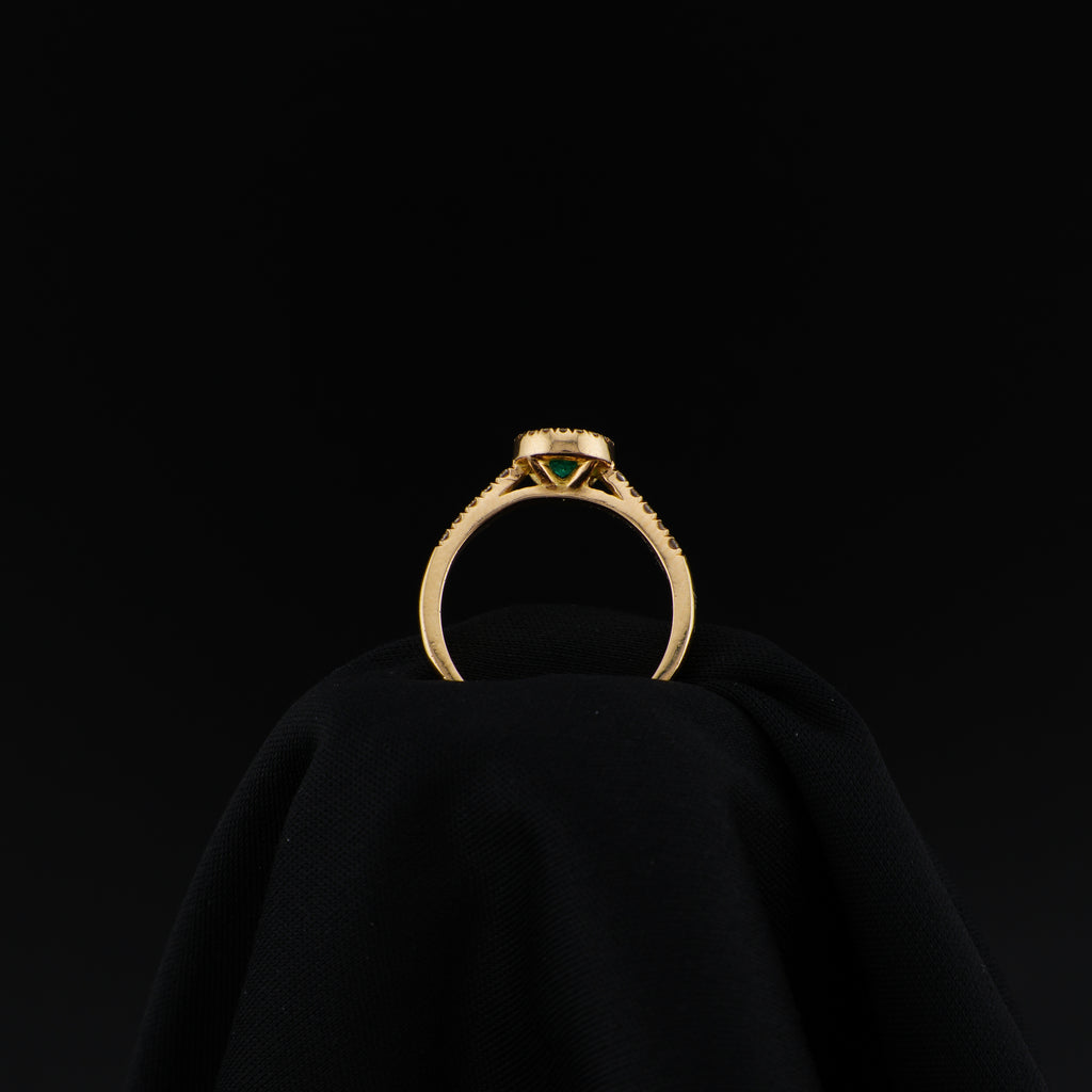 Anillo de Oro 18K, Esmeralda Central Natural, Talla 7