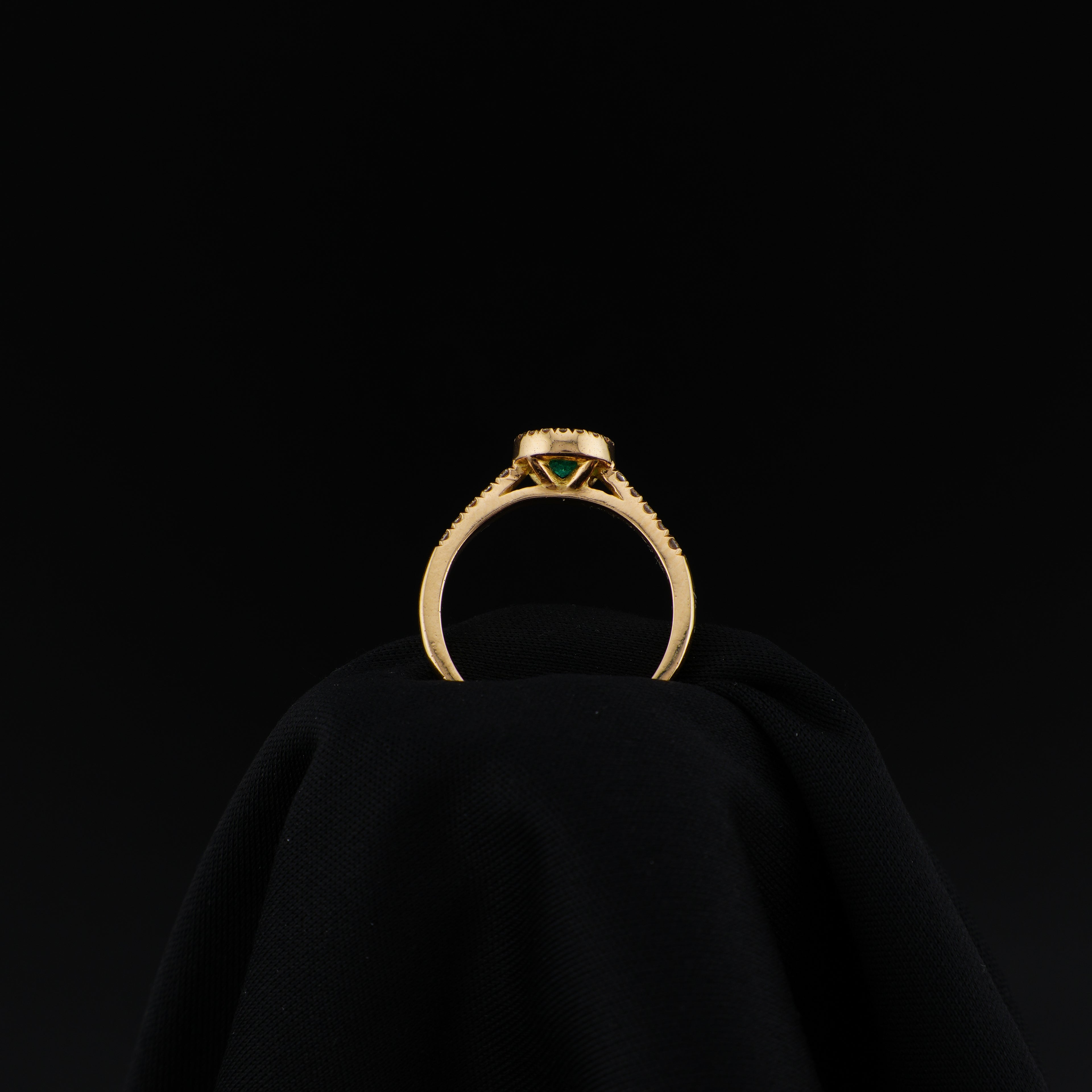 Anillo de Oro 18K, Esmeralda Central Natural, Talla 7